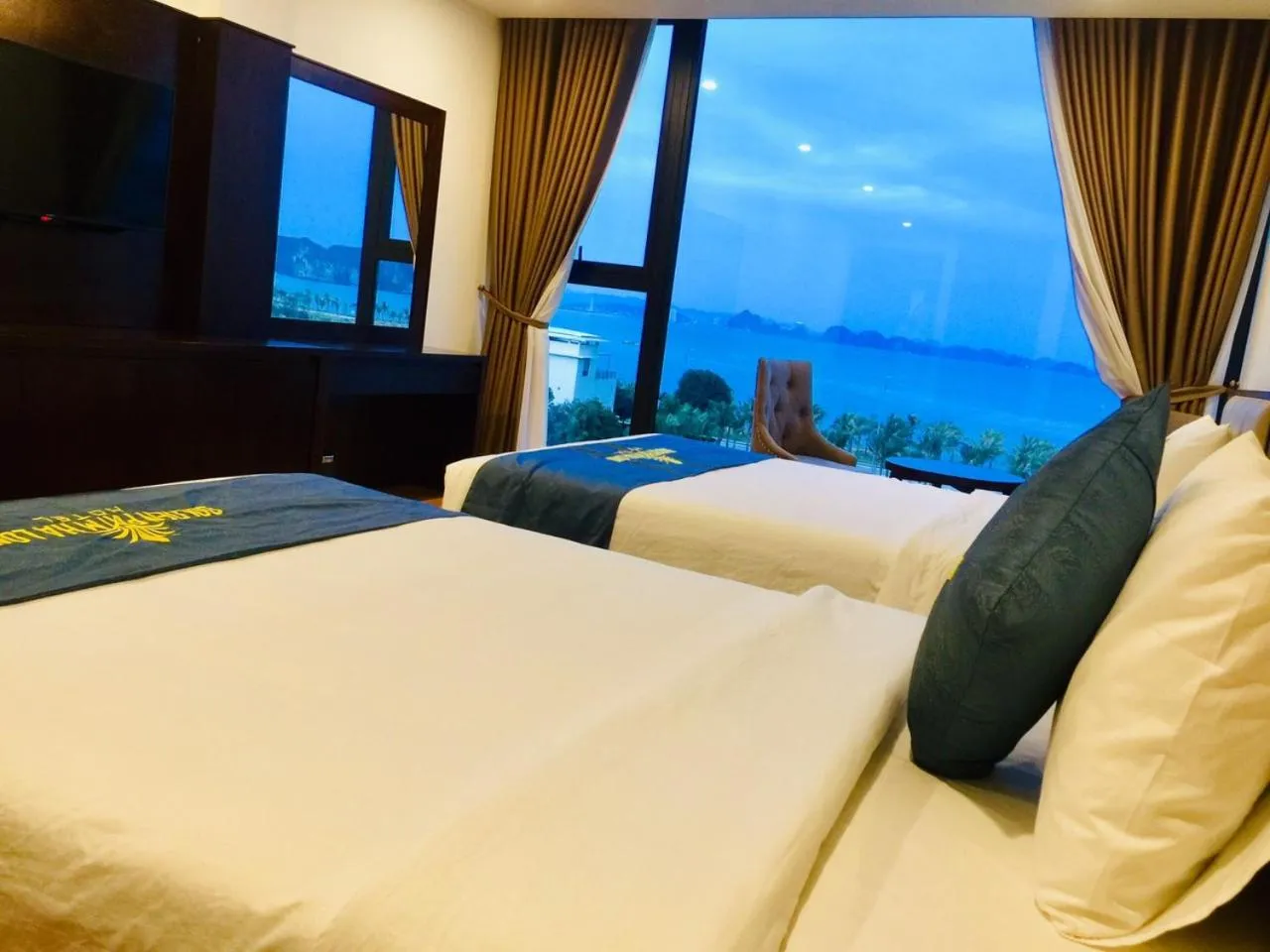 Bed in Golden Palm HaLong Hotel