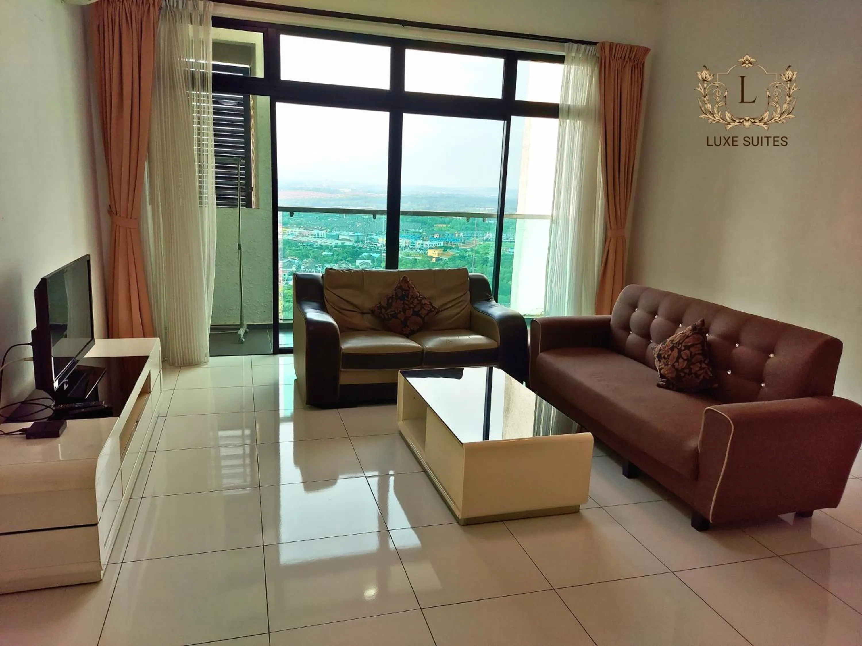 TV and multimedia in Luxe Suites at Skyloft