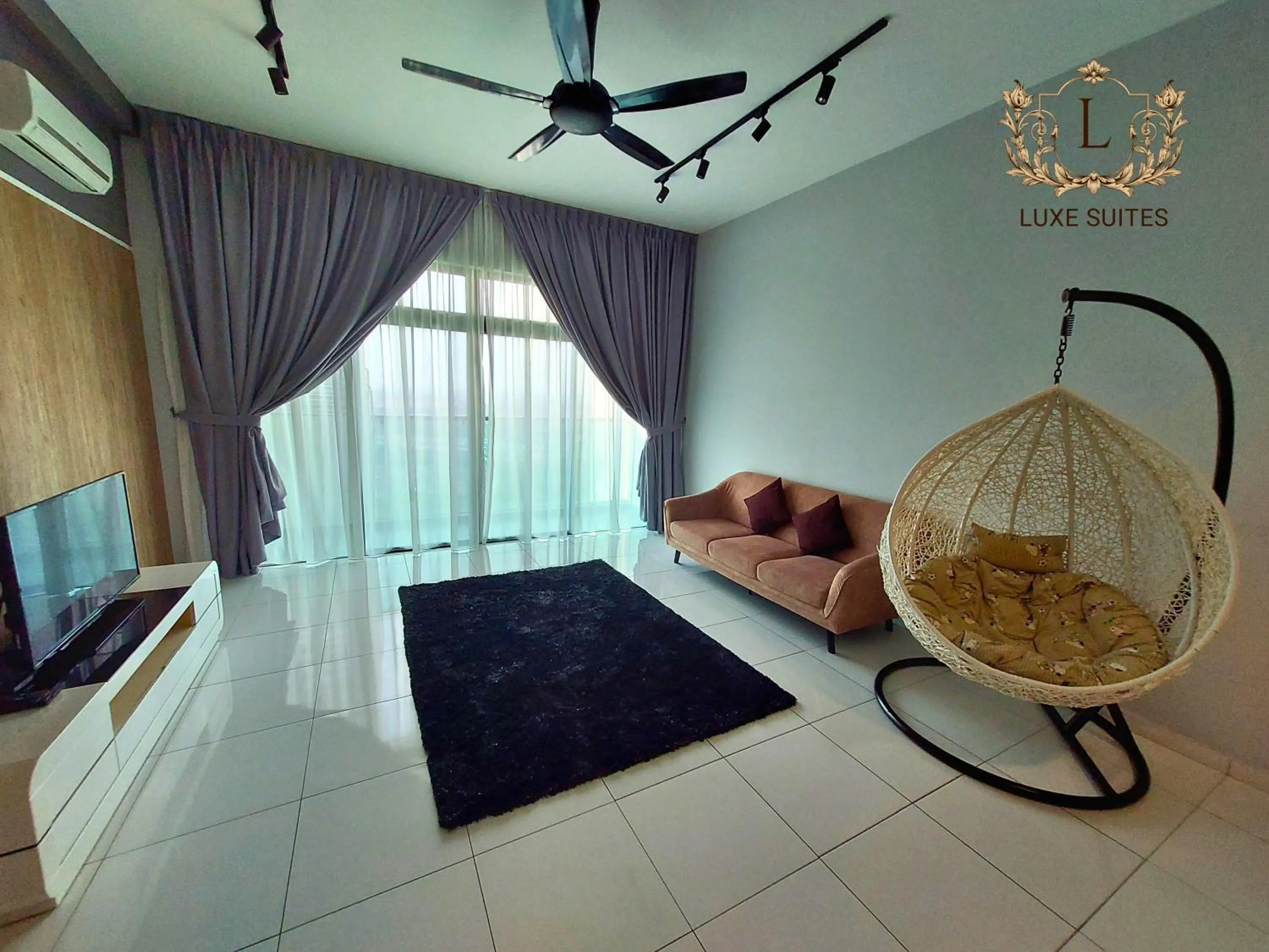 Living room, Bed in Luxe Suites at Skyloft