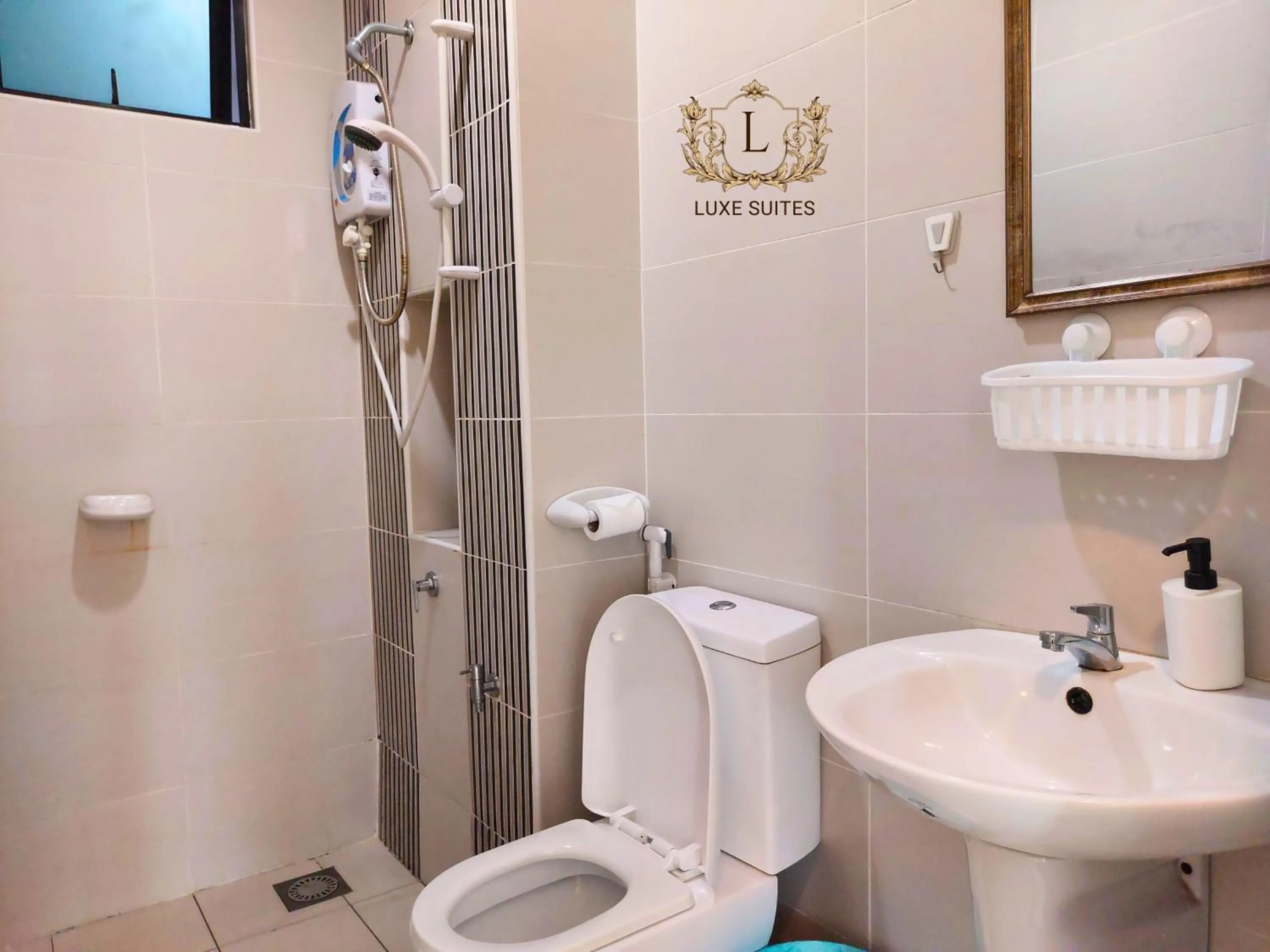 Shower in Luxe Suites at Skyloft