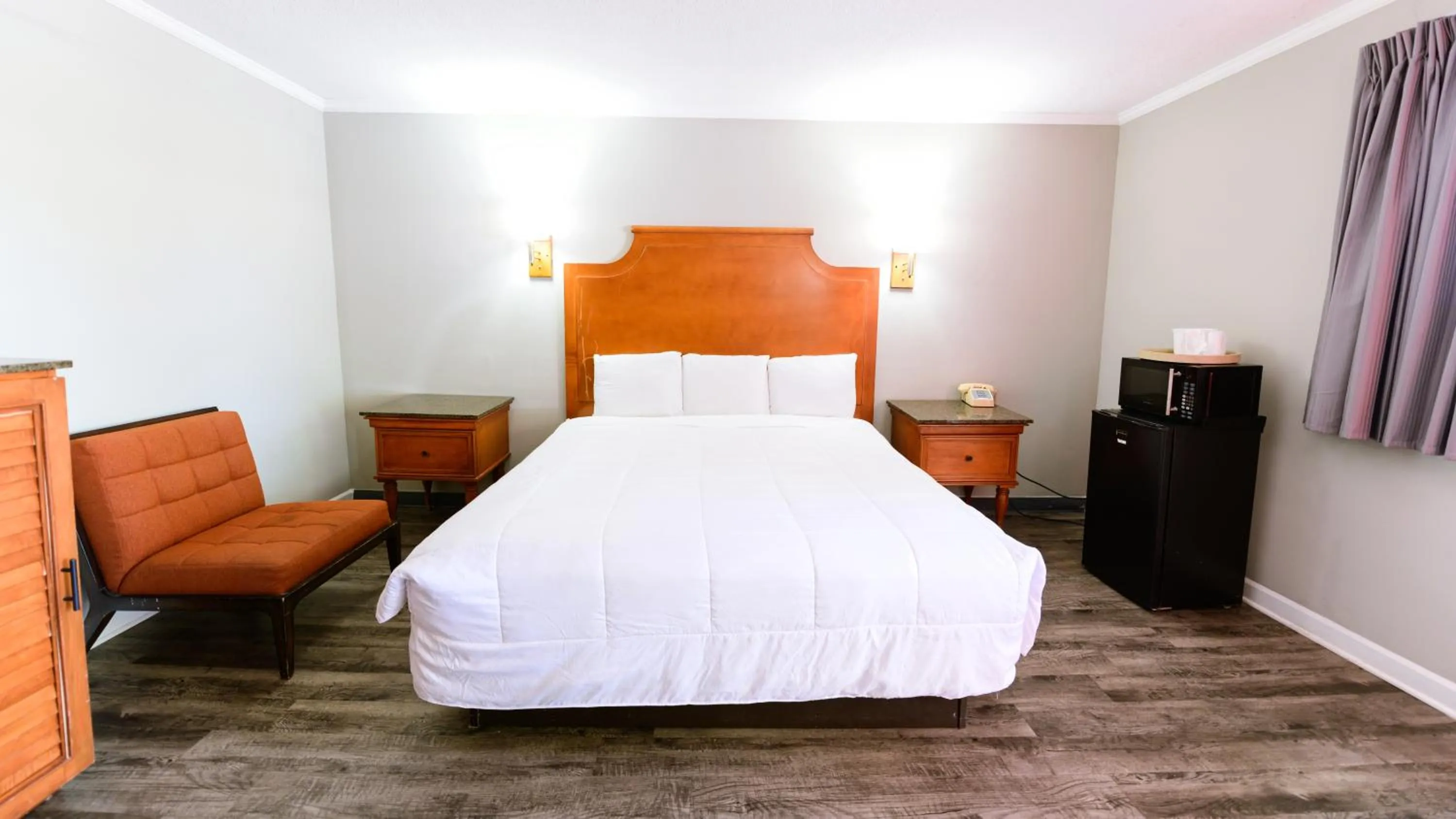 Bedroom, Bed in OAKS MOTEL GREENSBORO NC