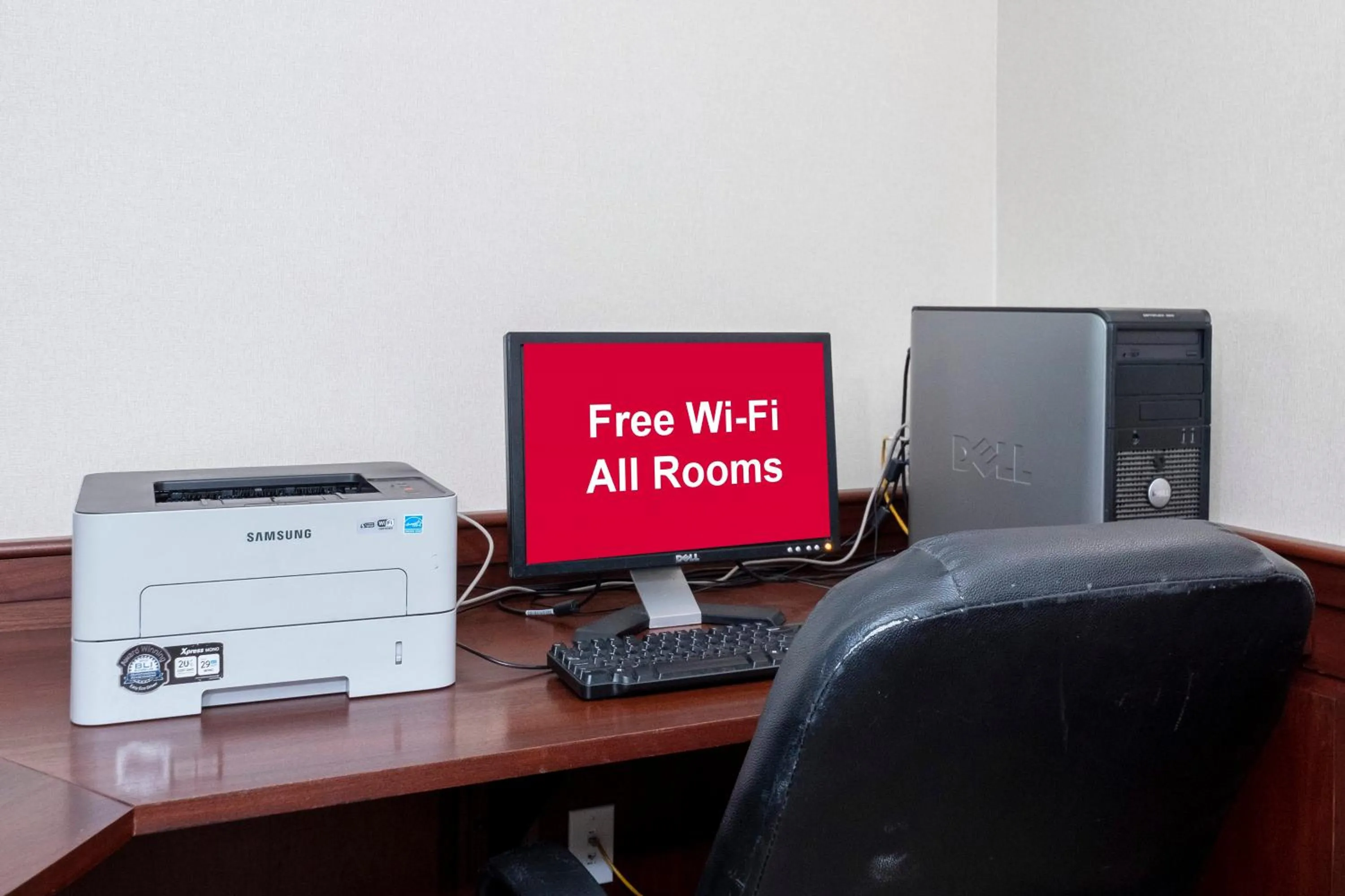 Business facilities in HomeTowne Studios by Red Roof Wilmington - New Castle