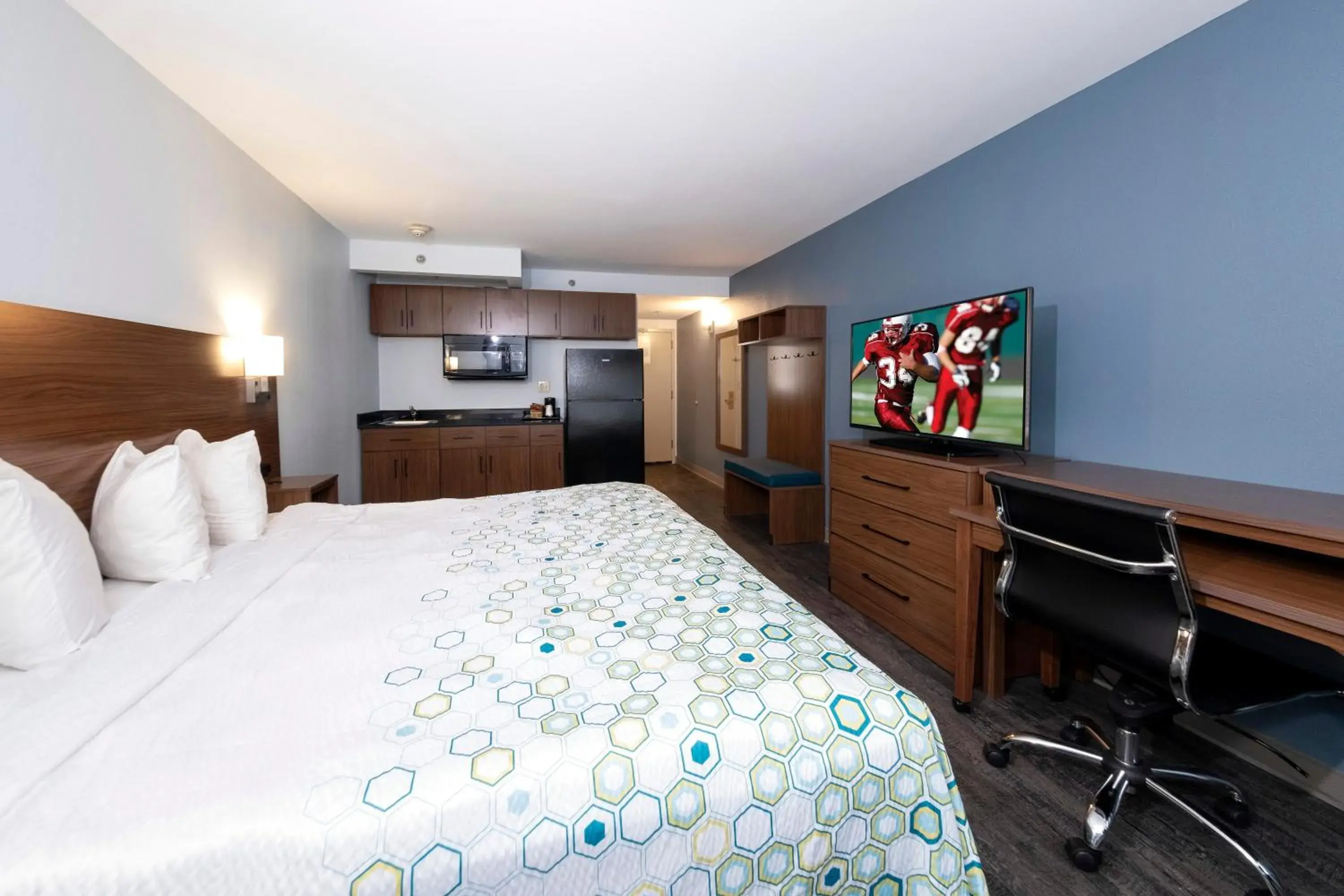 Photo of the whole room, Bed in HomeTowne Studios by Red Roof Wilmington - New Castle Photo of the whole room, Bed in HomeTowne Studios by Red Roof Wilmington - New Castle