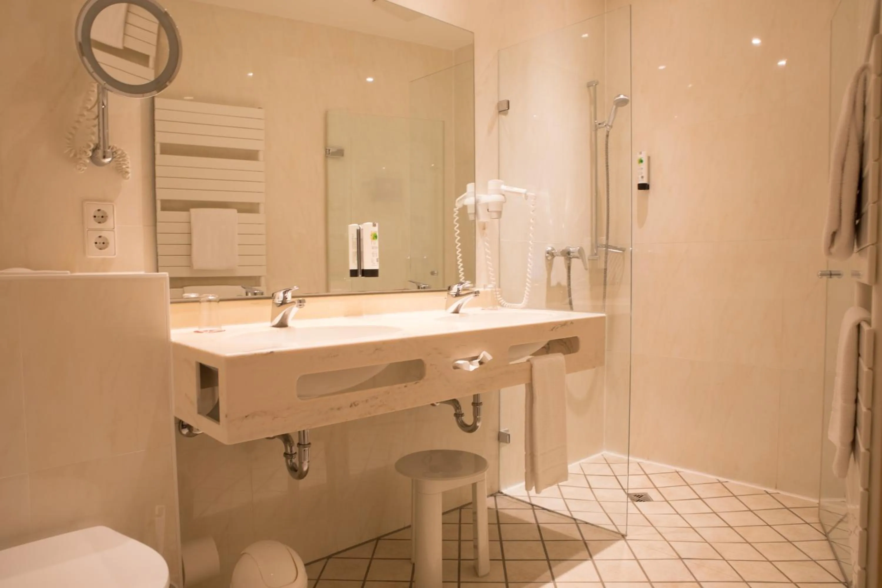 Bathroom in JOTT Wolfsburg-Sandkamp FREE PARKING