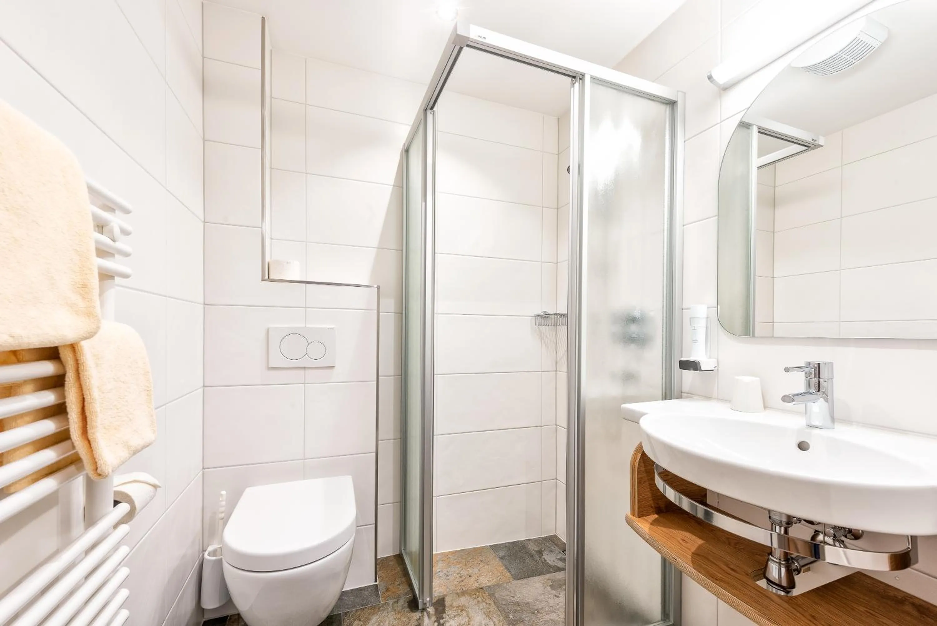 Shower in Hotel Garni Siegmundshof - inclusive Joker Card im Sommer