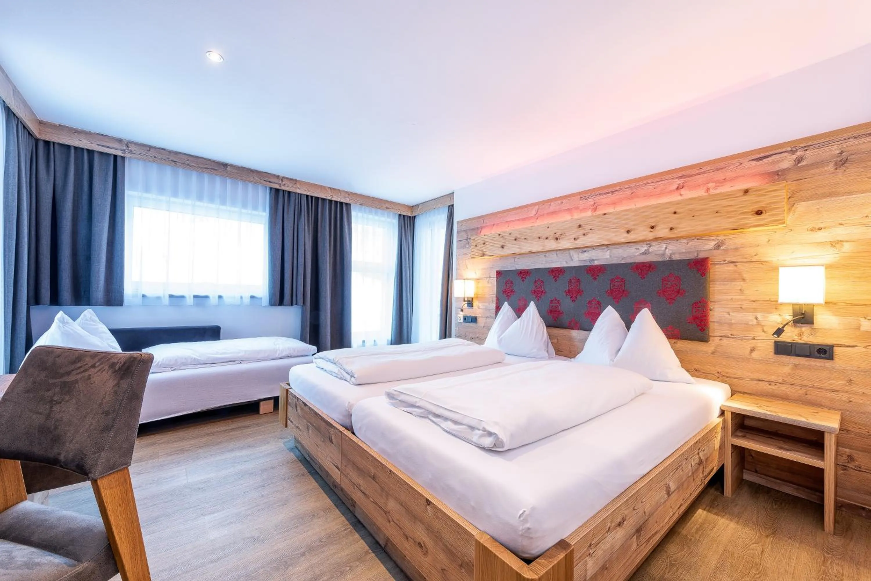 Bedroom, Bed in Hotel Garni Siegmundshof - inclusive Joker Card im Sommer