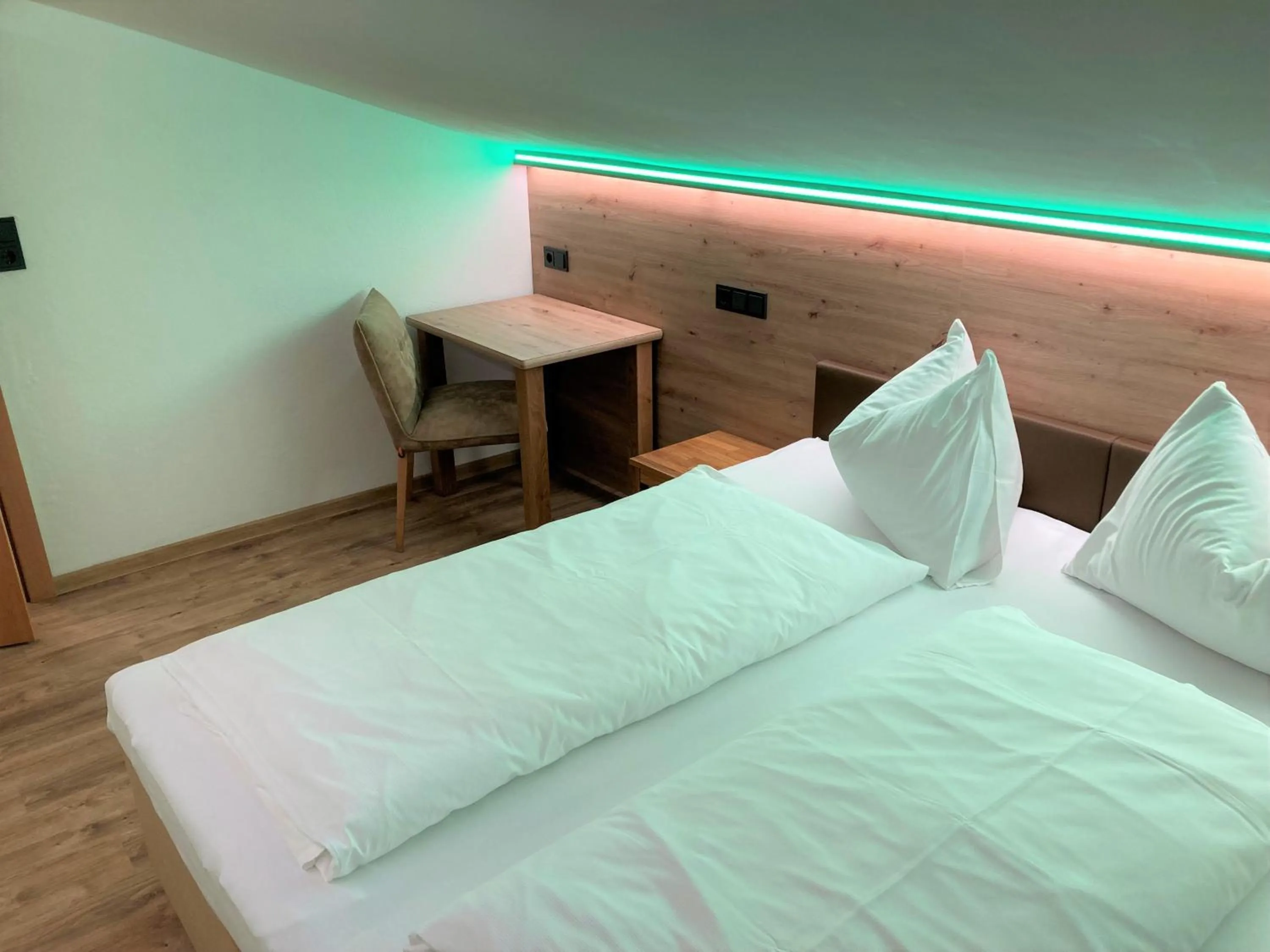 Bedroom, Bed in Hotel Garni Siegmundshof - inclusive Joker Card im Sommer