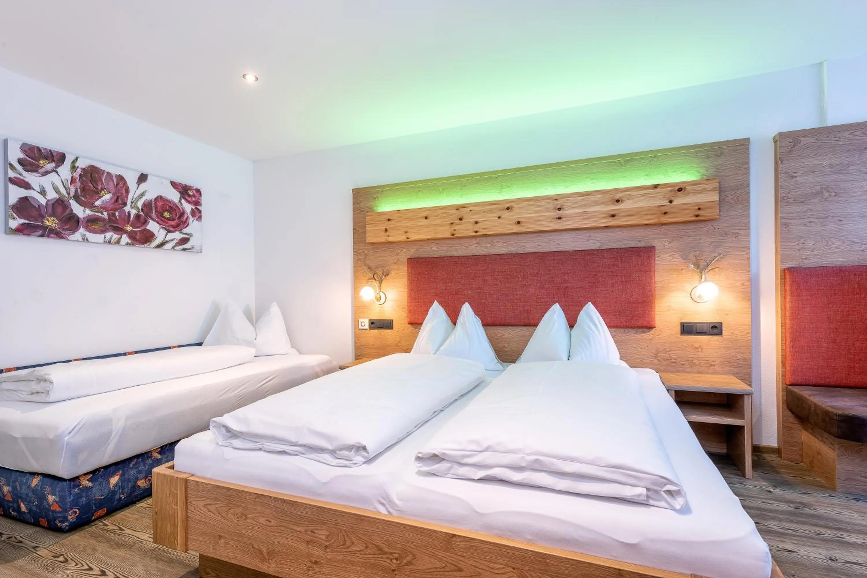 Photo of the whole room, Bed in Hotel Garni Siegmundshof - inclusive Joker Card im Sommer