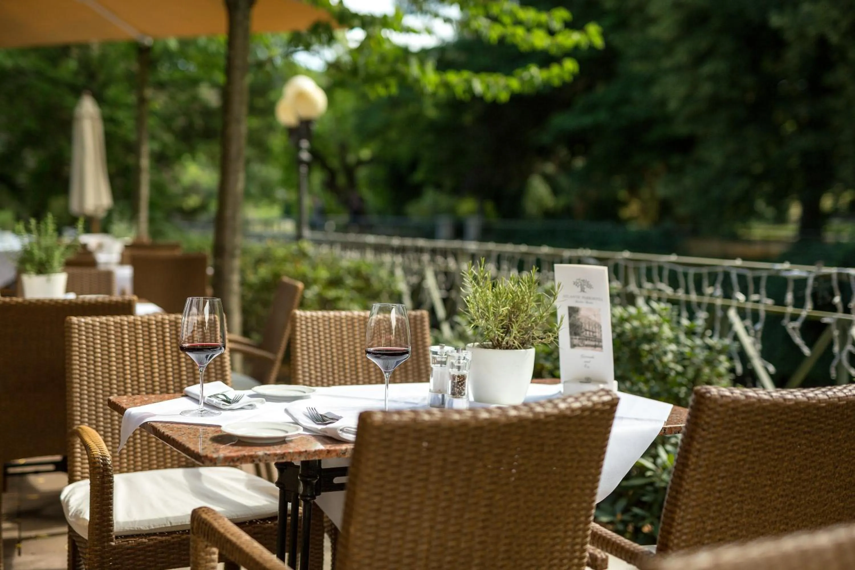 Restaurant/places to eat in Atlantic Parkhotel