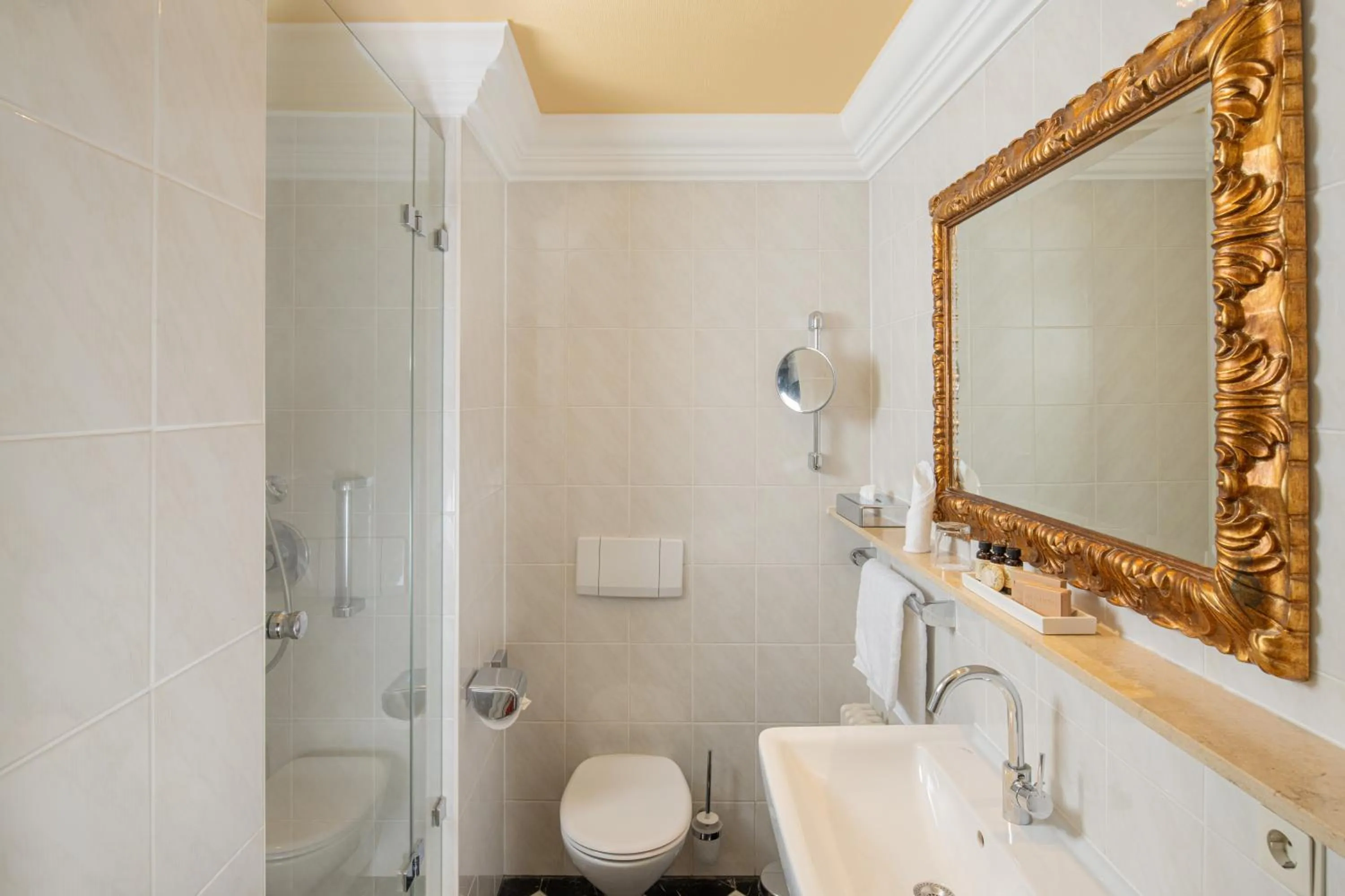 Shower in Atlantic Parkhotel