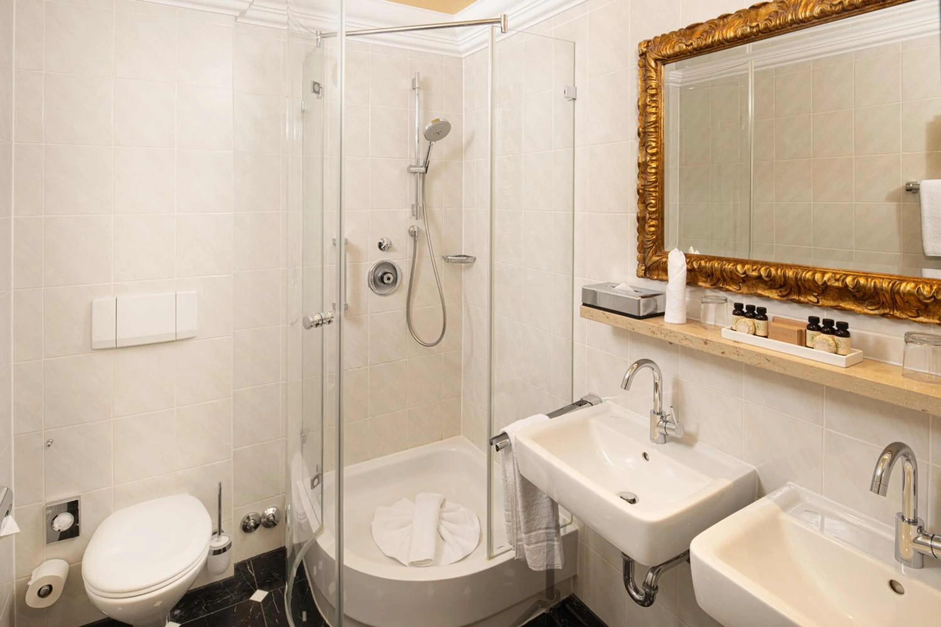 Shower in Atlantic Parkhotel