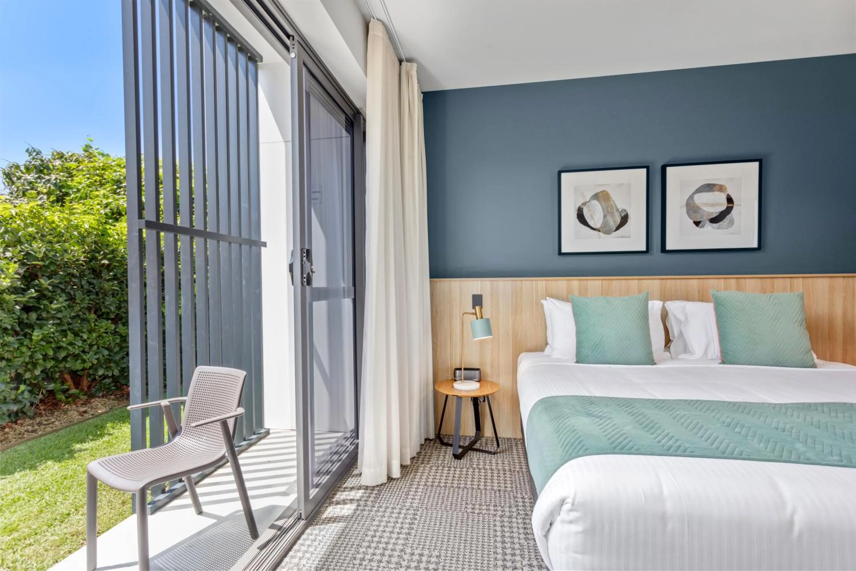 Patio, Bed in Club Old Bar Motel