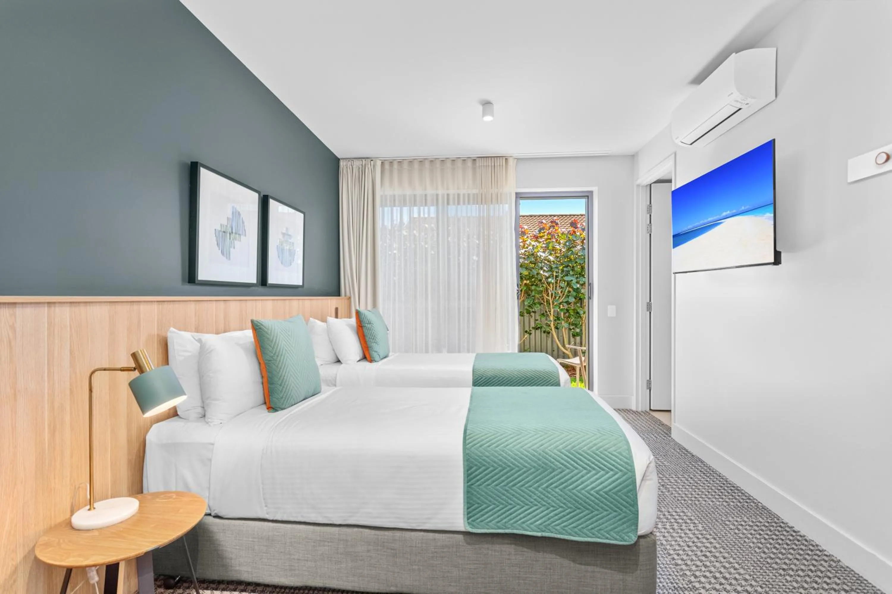 Patio, Bed in Club Old Bar Motel