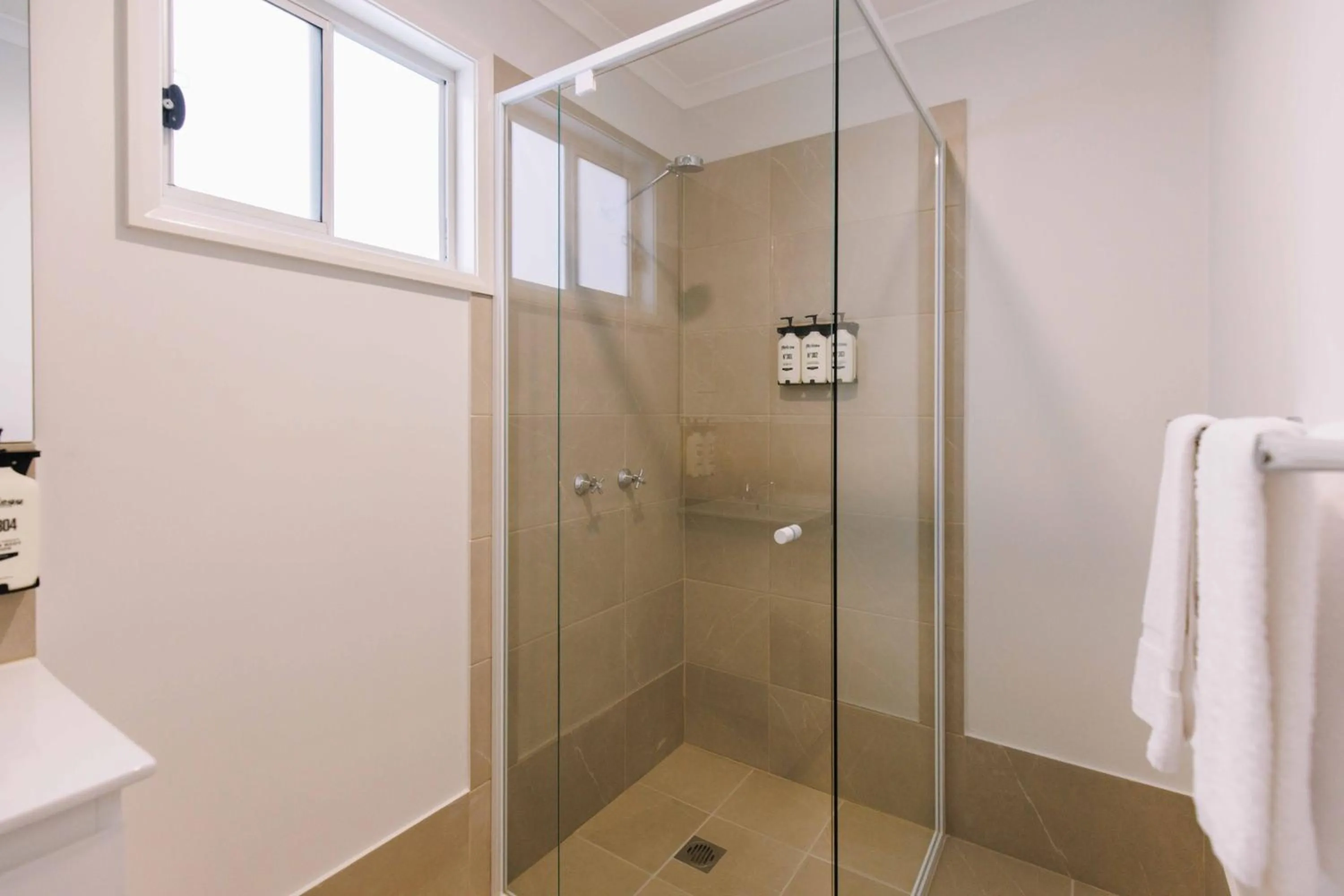 Shower in Club Old Bar Motel