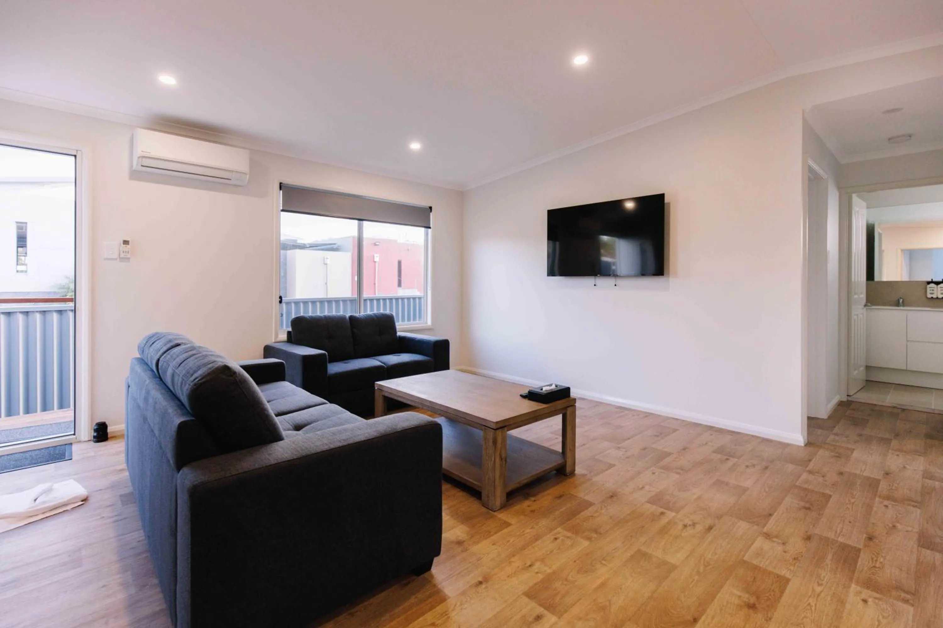 Communal lounge/ TV room in Club Old Bar Motel