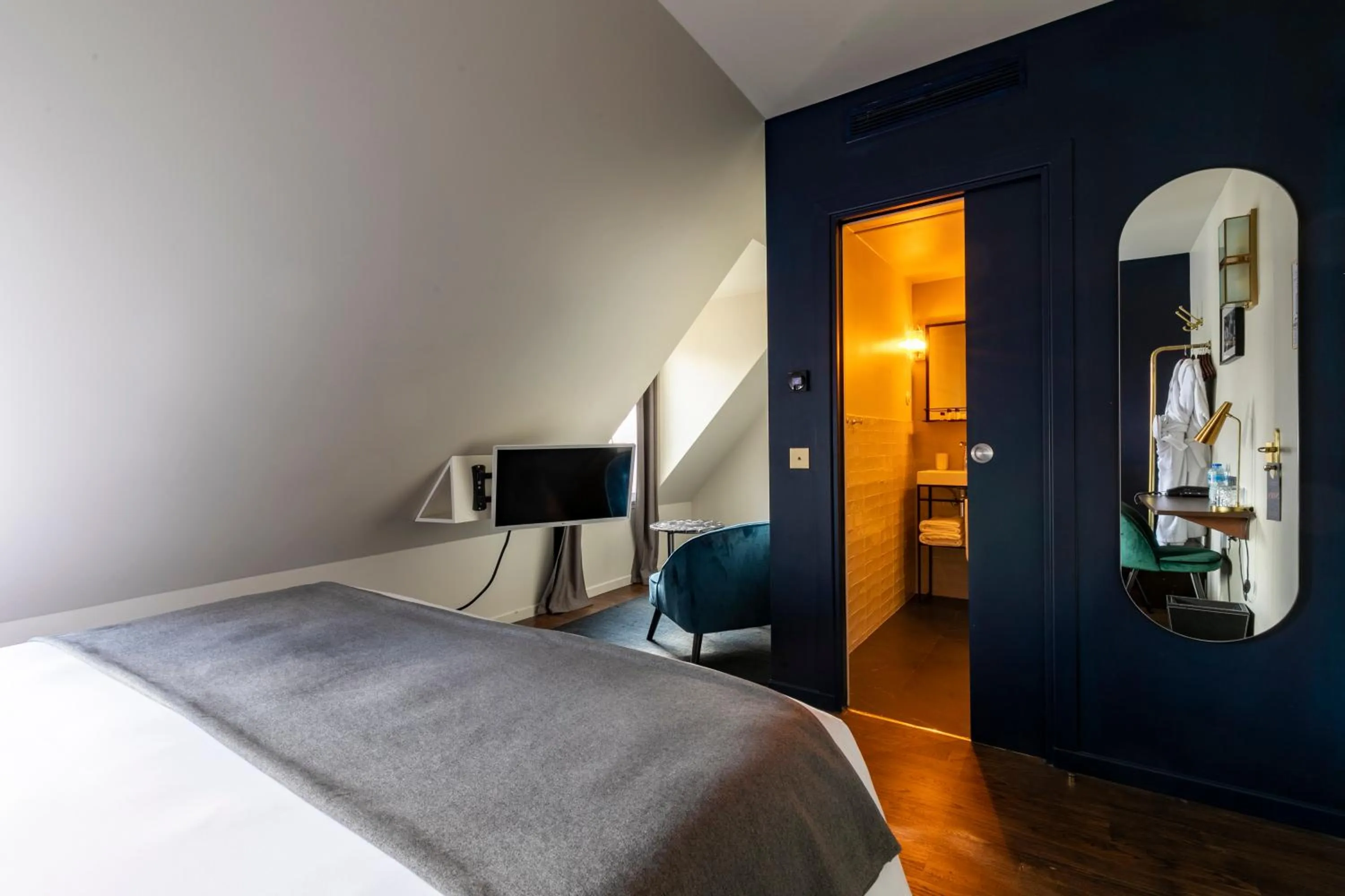 Photo of the whole room, Bed in Maison Barbès