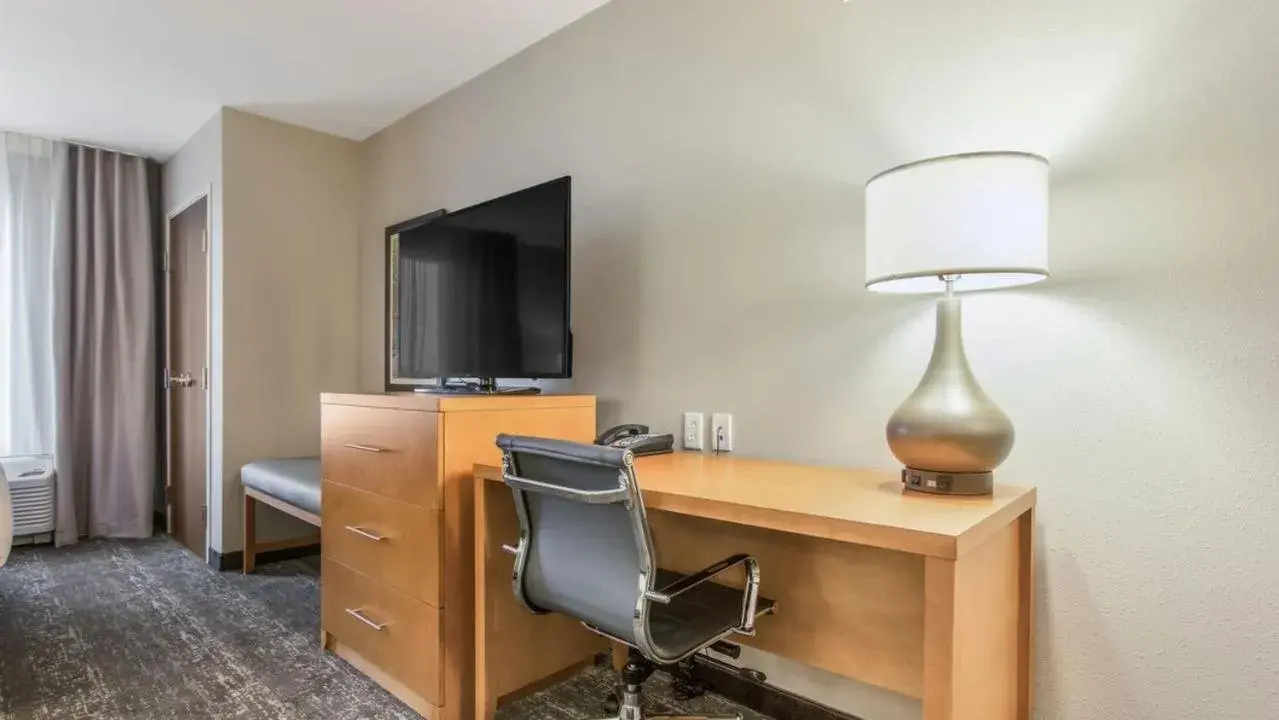 TV and multimedia, Bed in Comfort Inn TV and multimedia, Bed in Comfort Inn