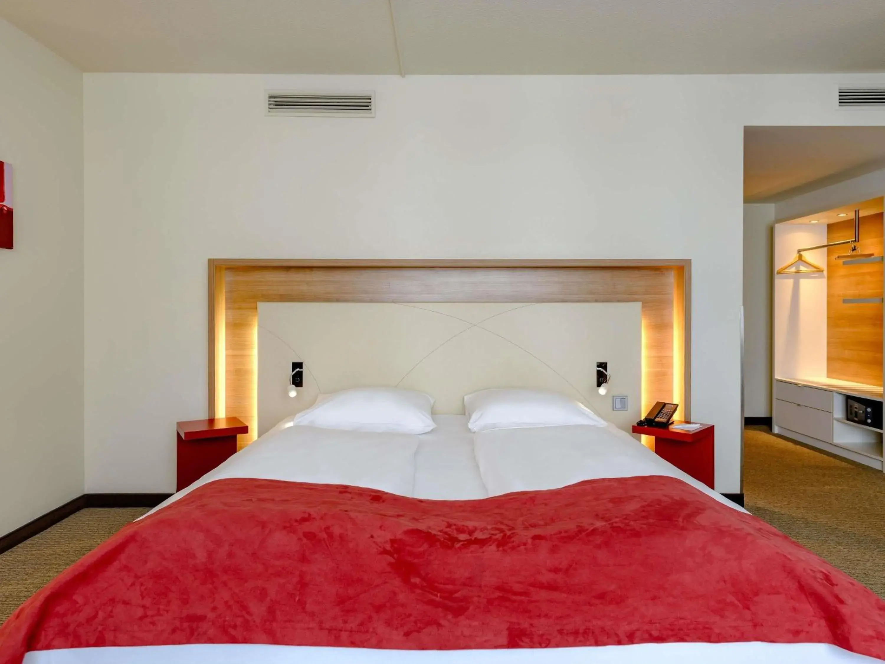 Bedroom, Bed in Mercure Hotel Stuttgart Airport Messe Bedroom, Bed in Mercure Hotel Stuttgart Airport Messe