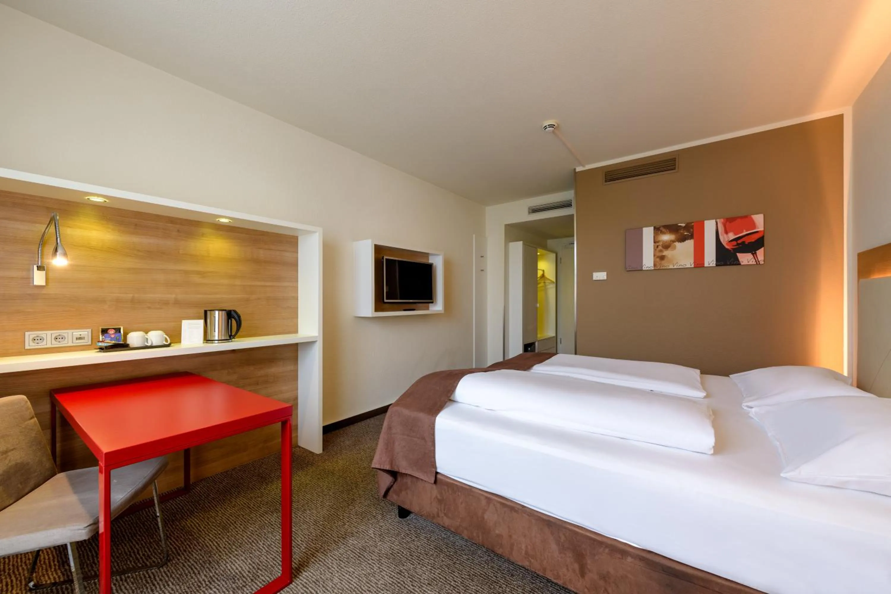 Coffee/tea facilities, Bed in Mercure Hotel Stuttgart Airport Messe