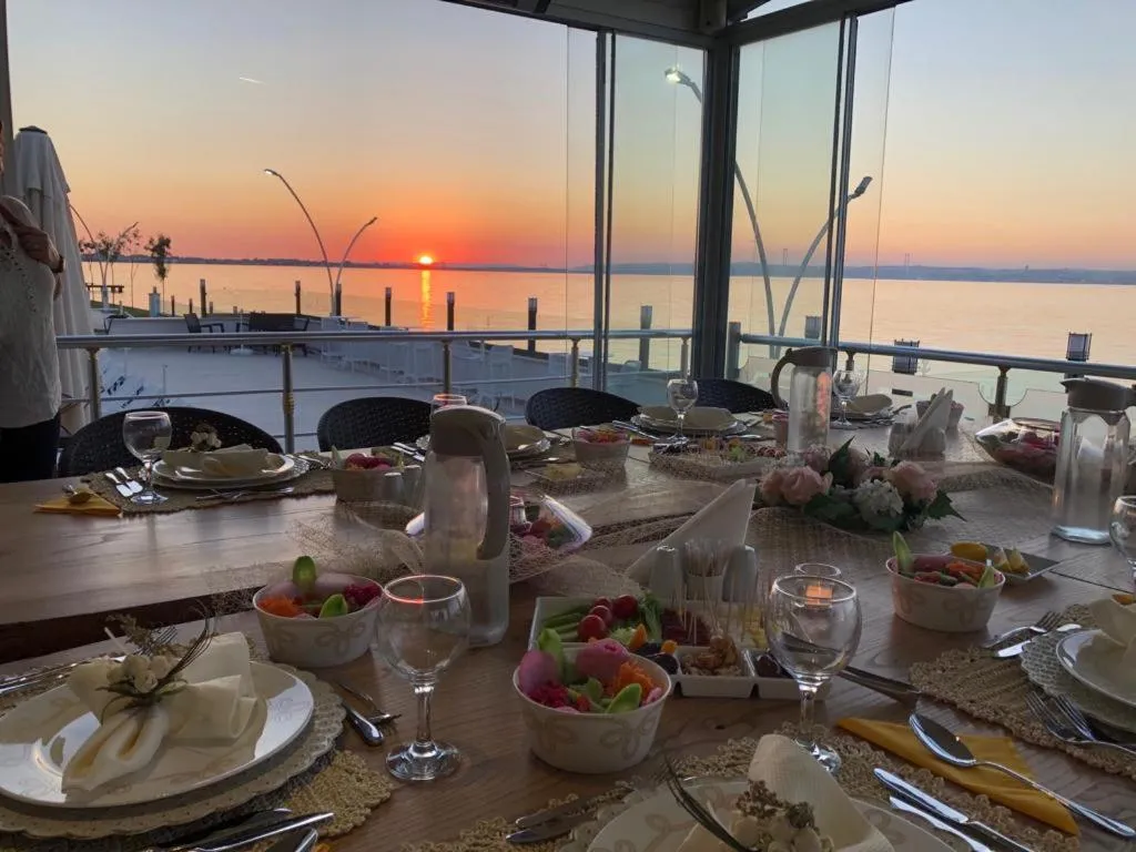 Restaurant/places to eat in Blue Pier Hotel