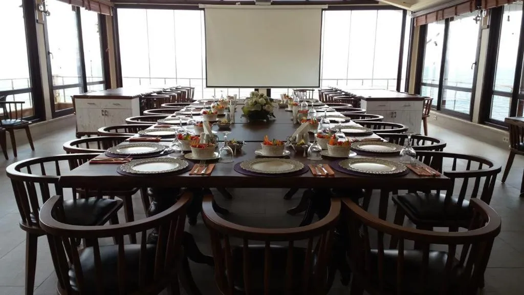 Restaurant/places to eat in Blue Pier Hotel