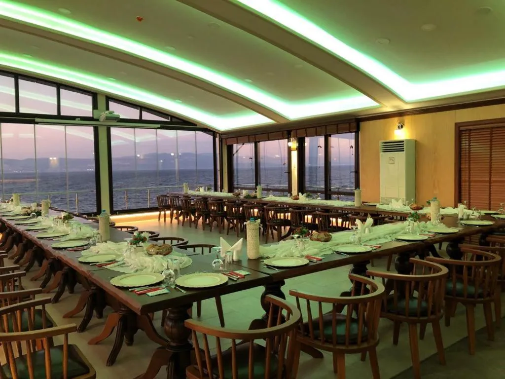 Restaurant/places to eat in Blue Pier Hotel