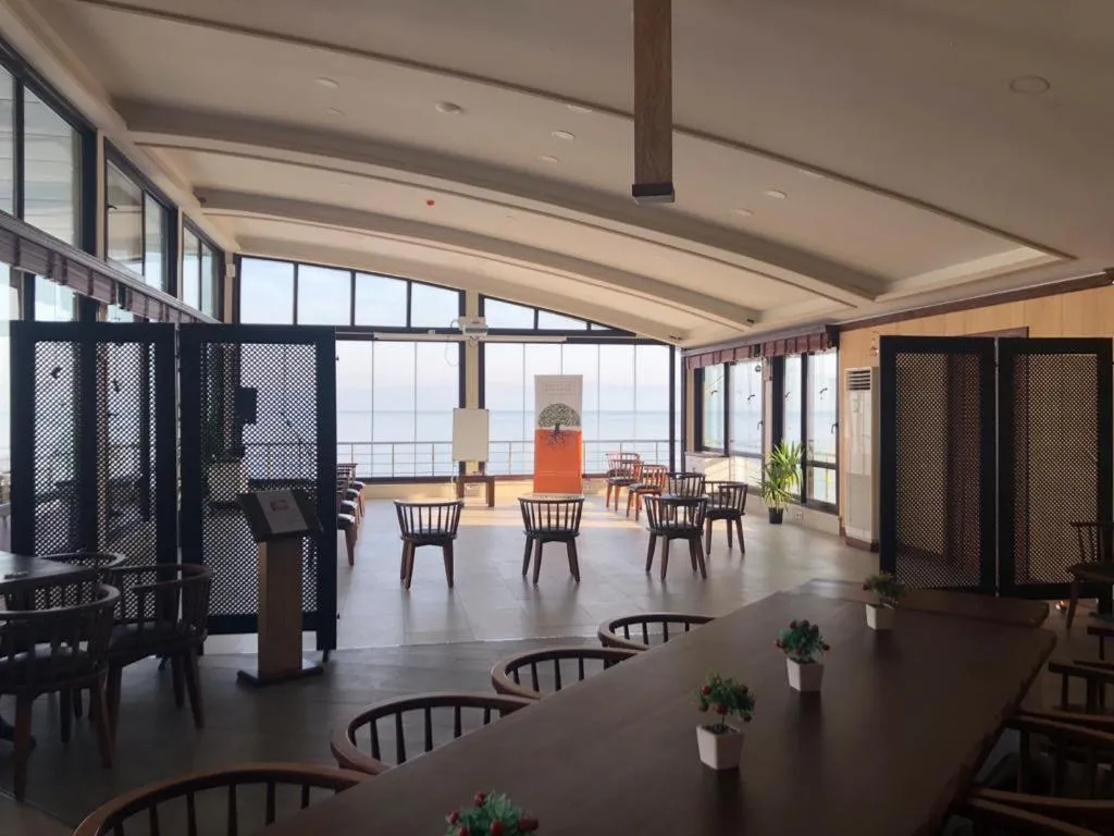 Restaurant/places to eat in Blue Pier Hotel
