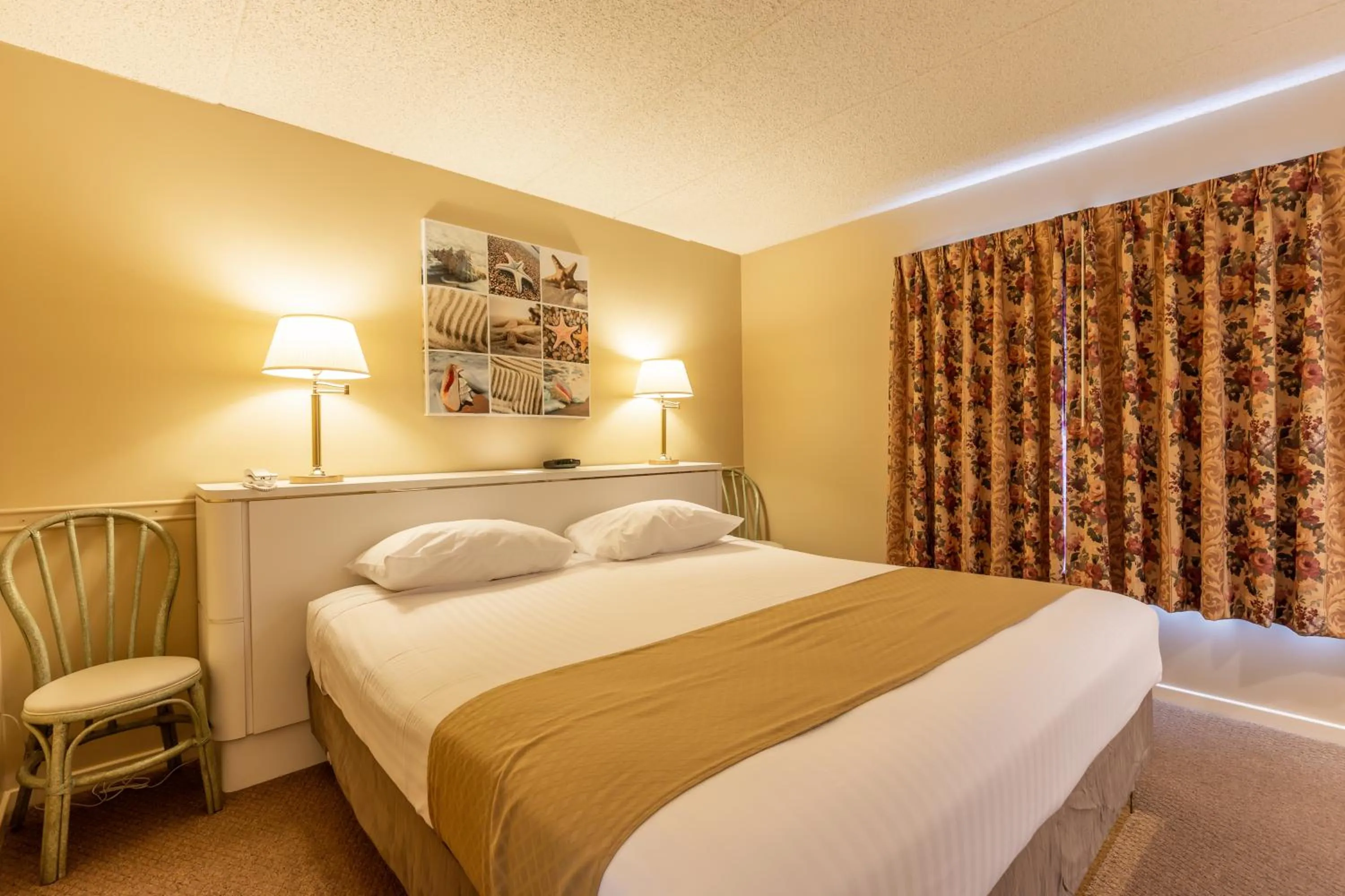 Bedroom, Bed in Wild Dunes Inn