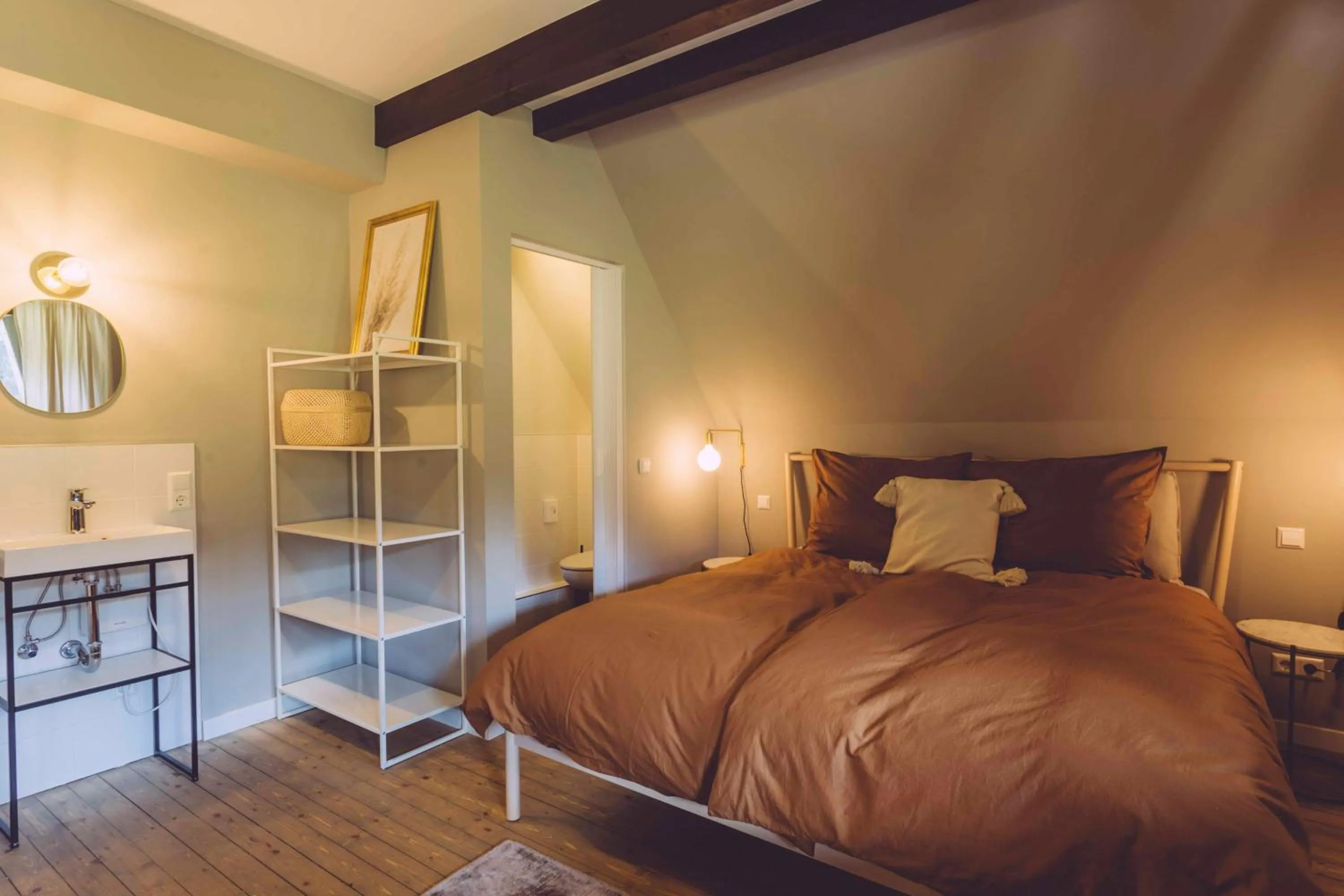 Photo of the whole room, Bed in EDELFUCHS-LODGE