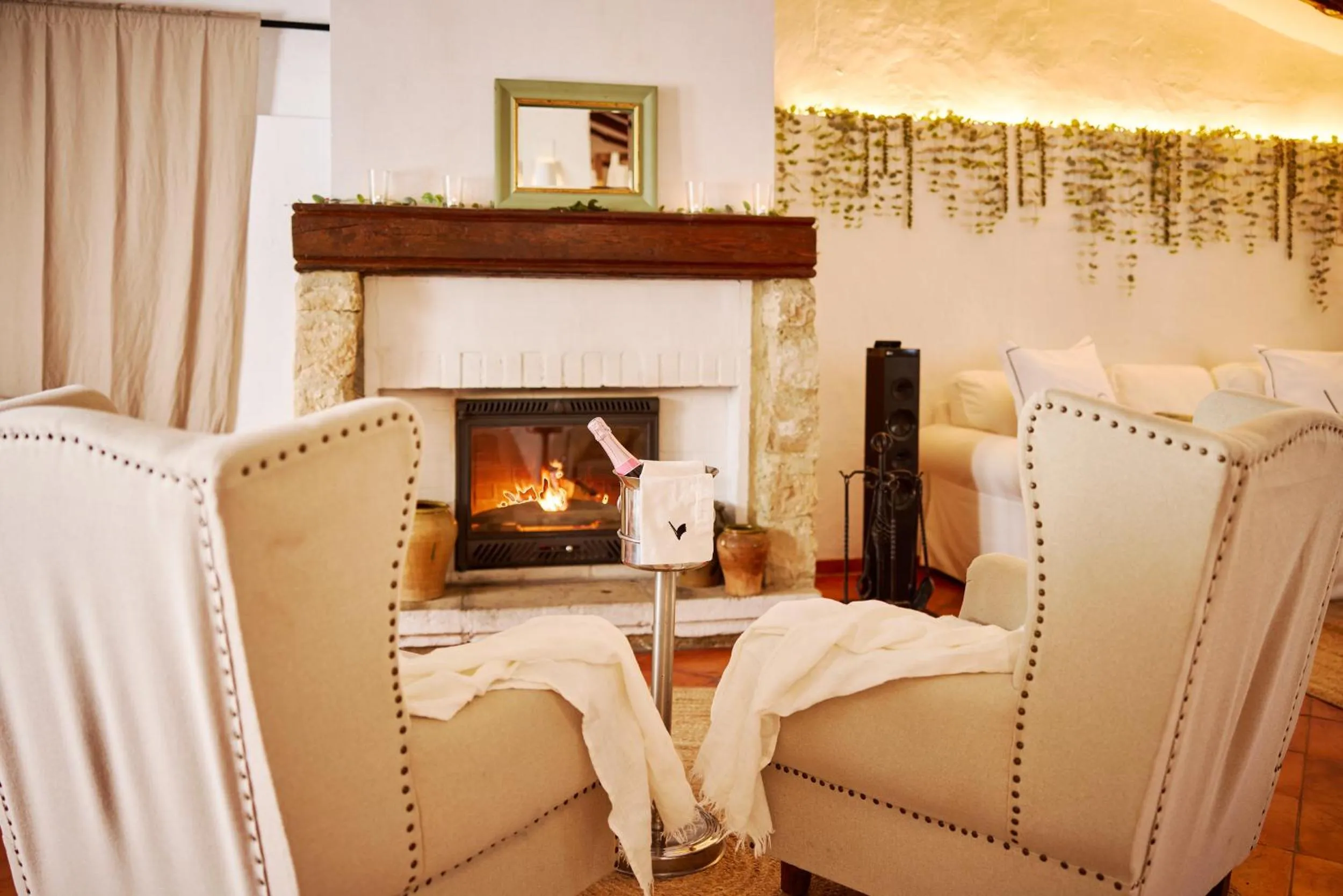 VILASIRA ( Rooms & Wines )