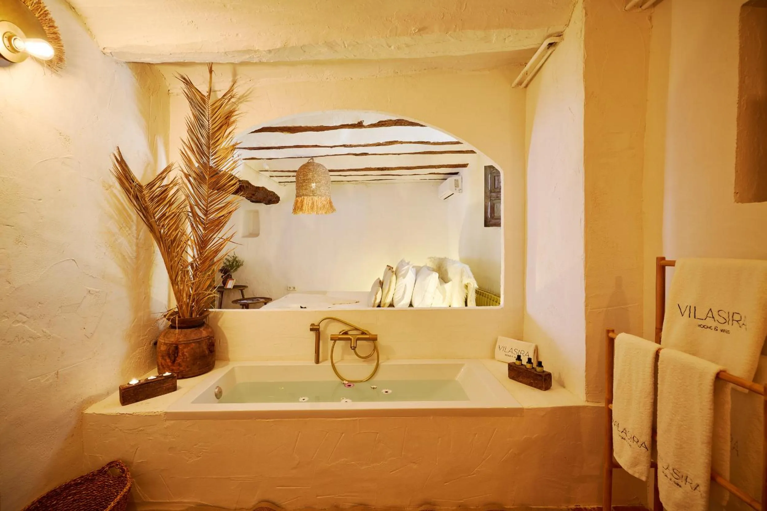 Bed in VILASIRA ( Rooms & Wines )