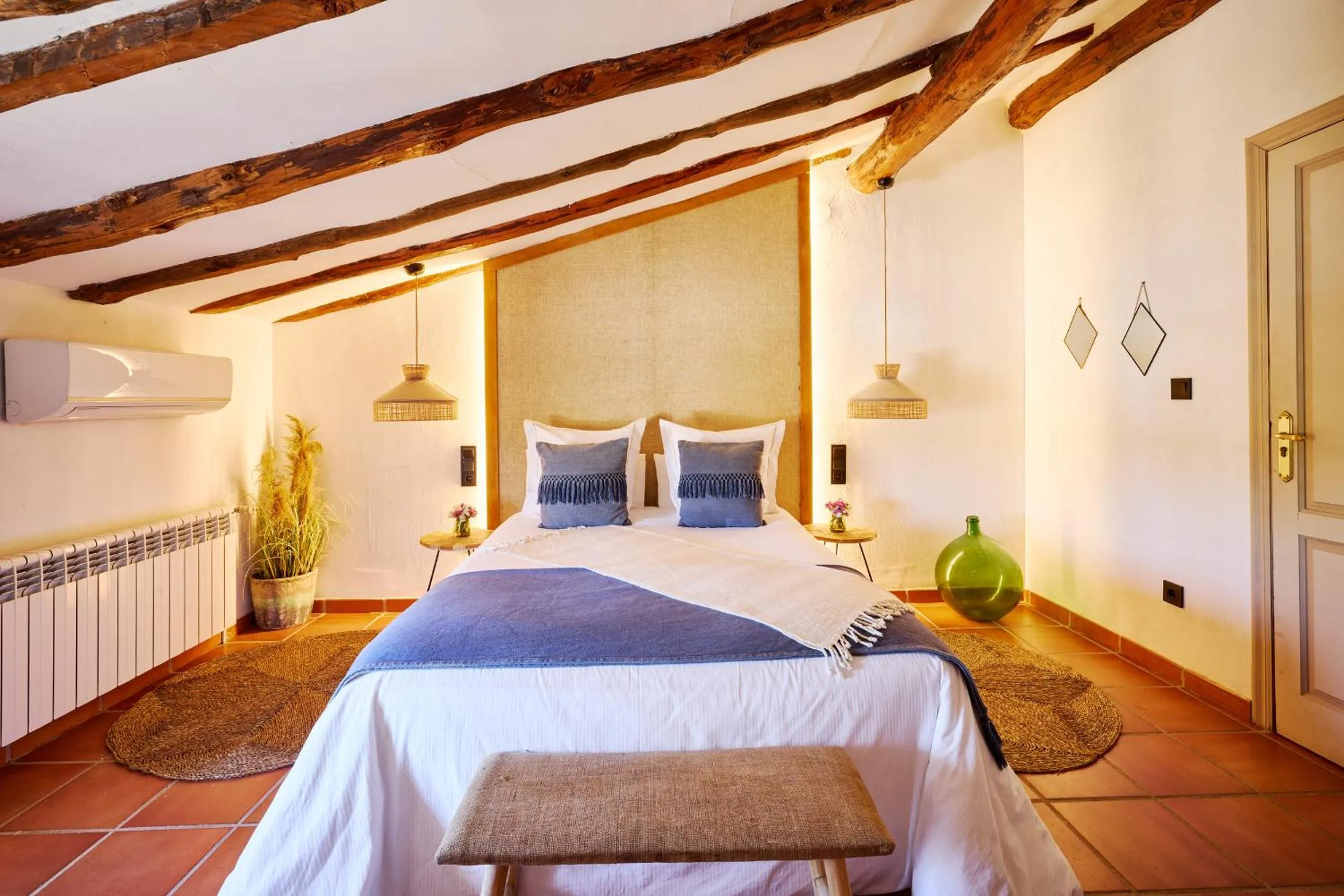 Bed in VILASIRA ( Rooms & Wines )