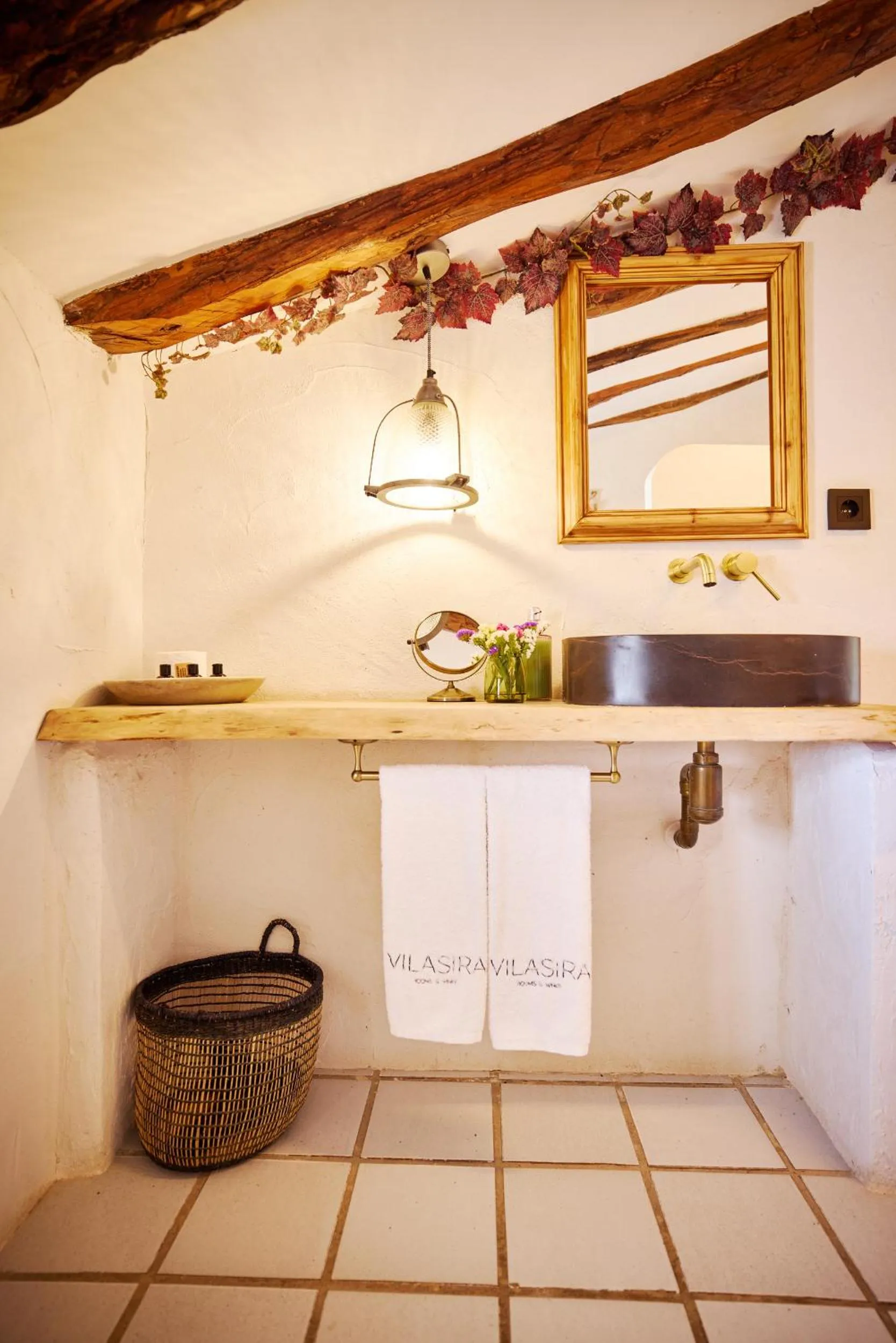 VILASIRA ( Rooms & Wines )