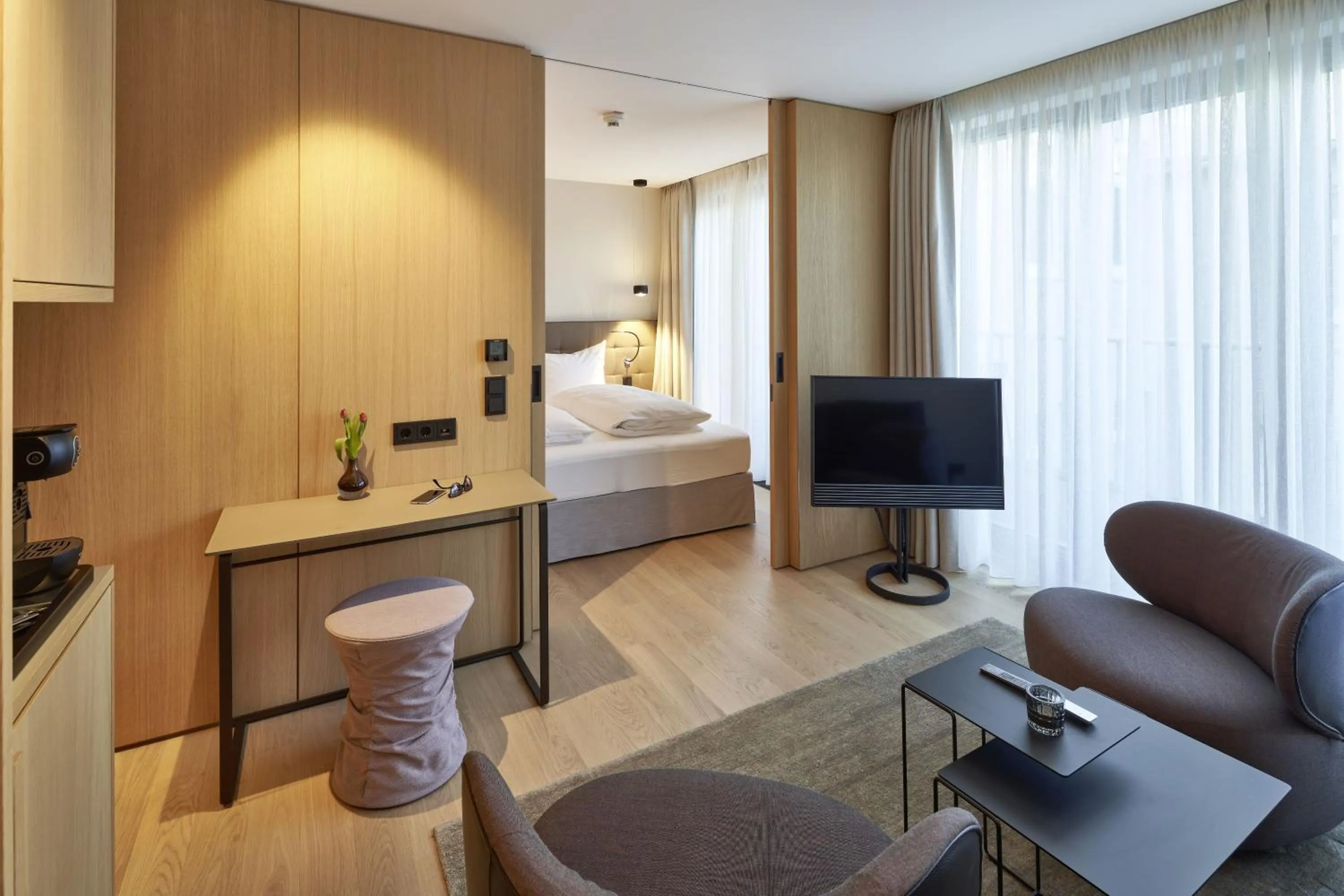 Living room, Bed in Hotel Misan