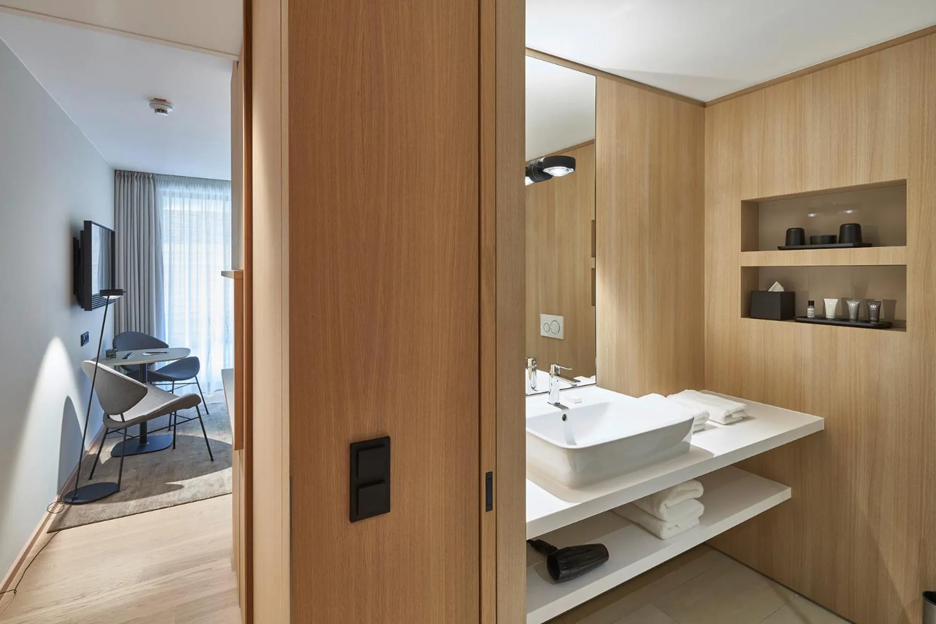Bathroom, Bed in Hotel Misan