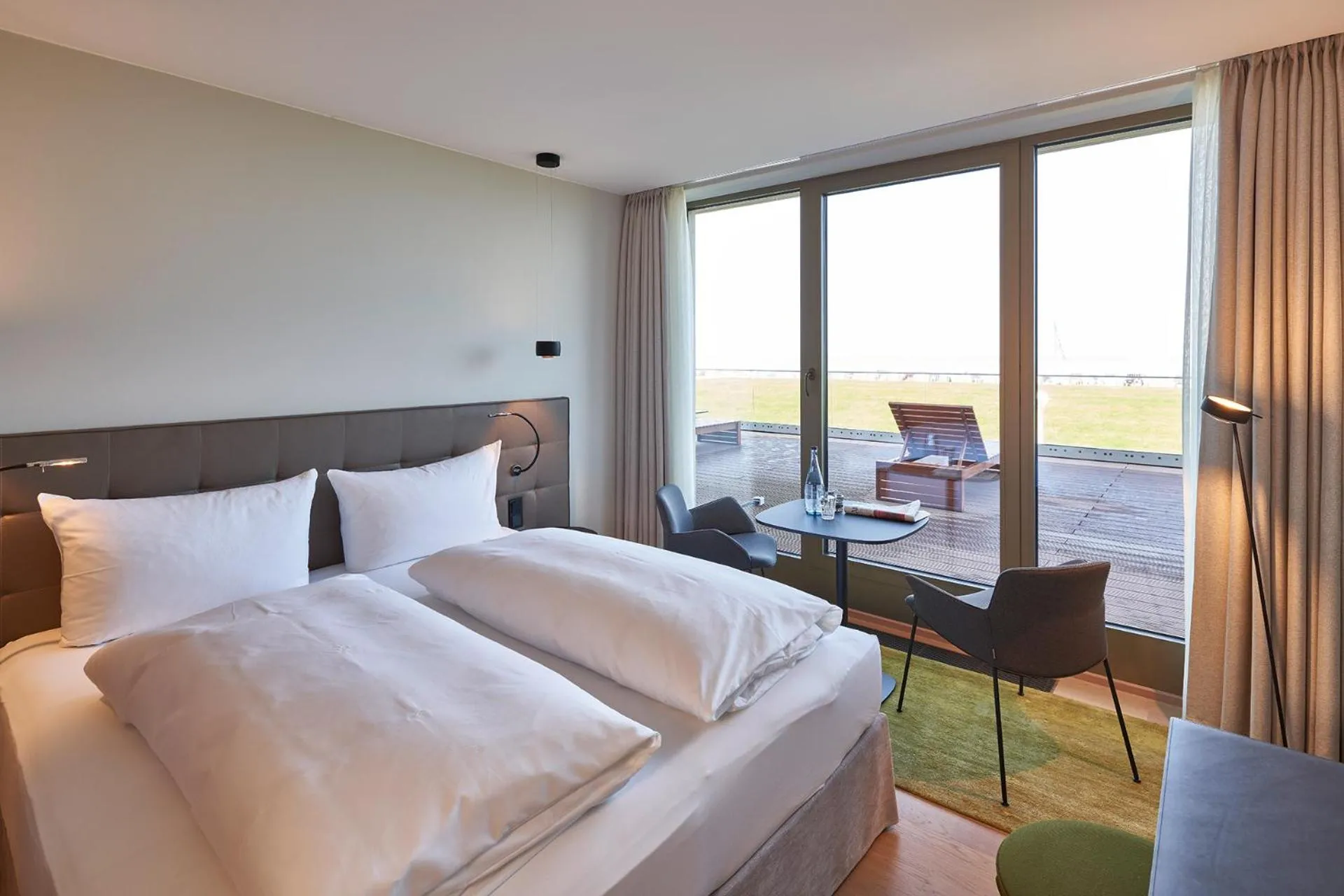 Balcony/Terrace, Bed in Hotel Misan