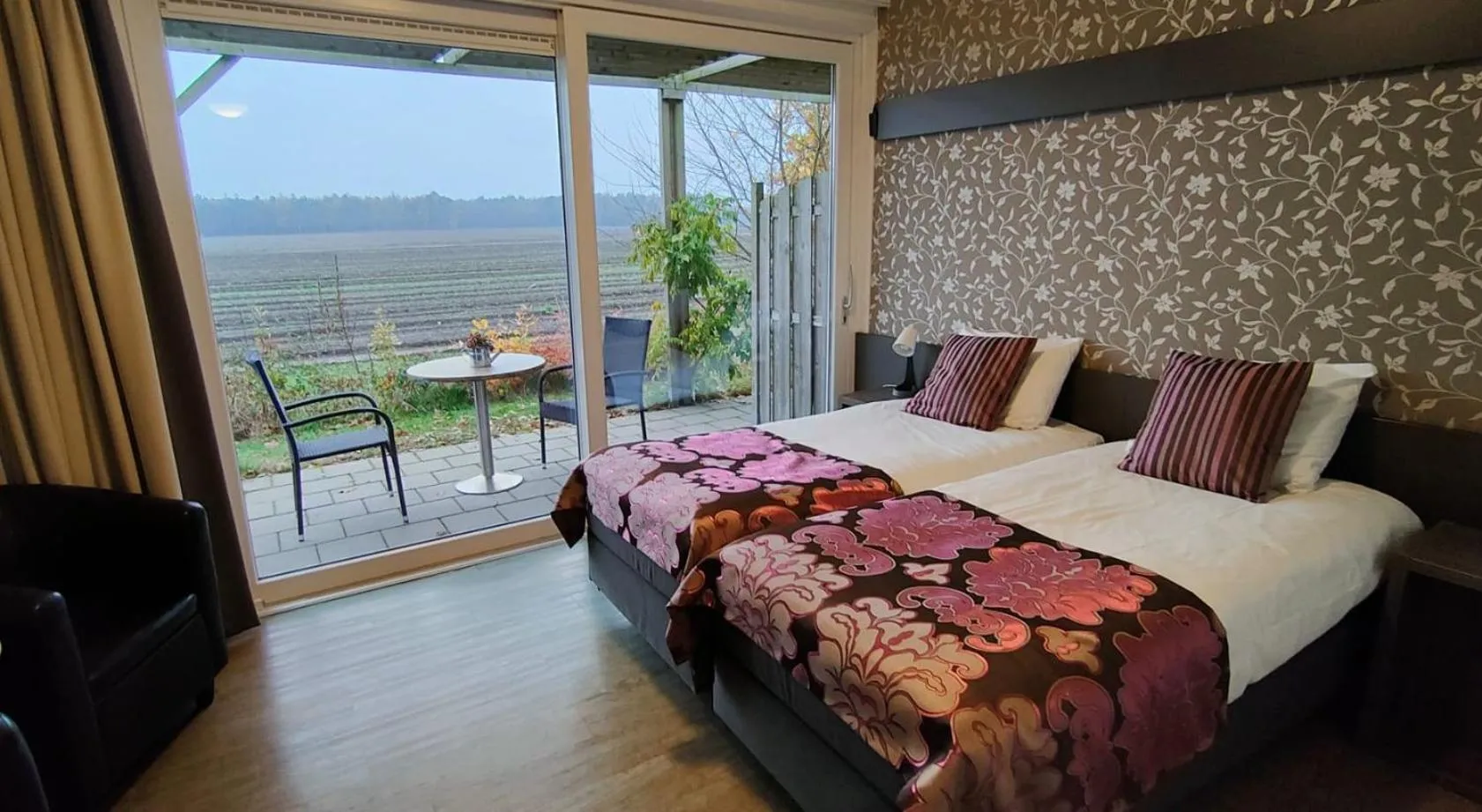 View (from property/room), Bed in B&B Hotel De Vrije Vogel