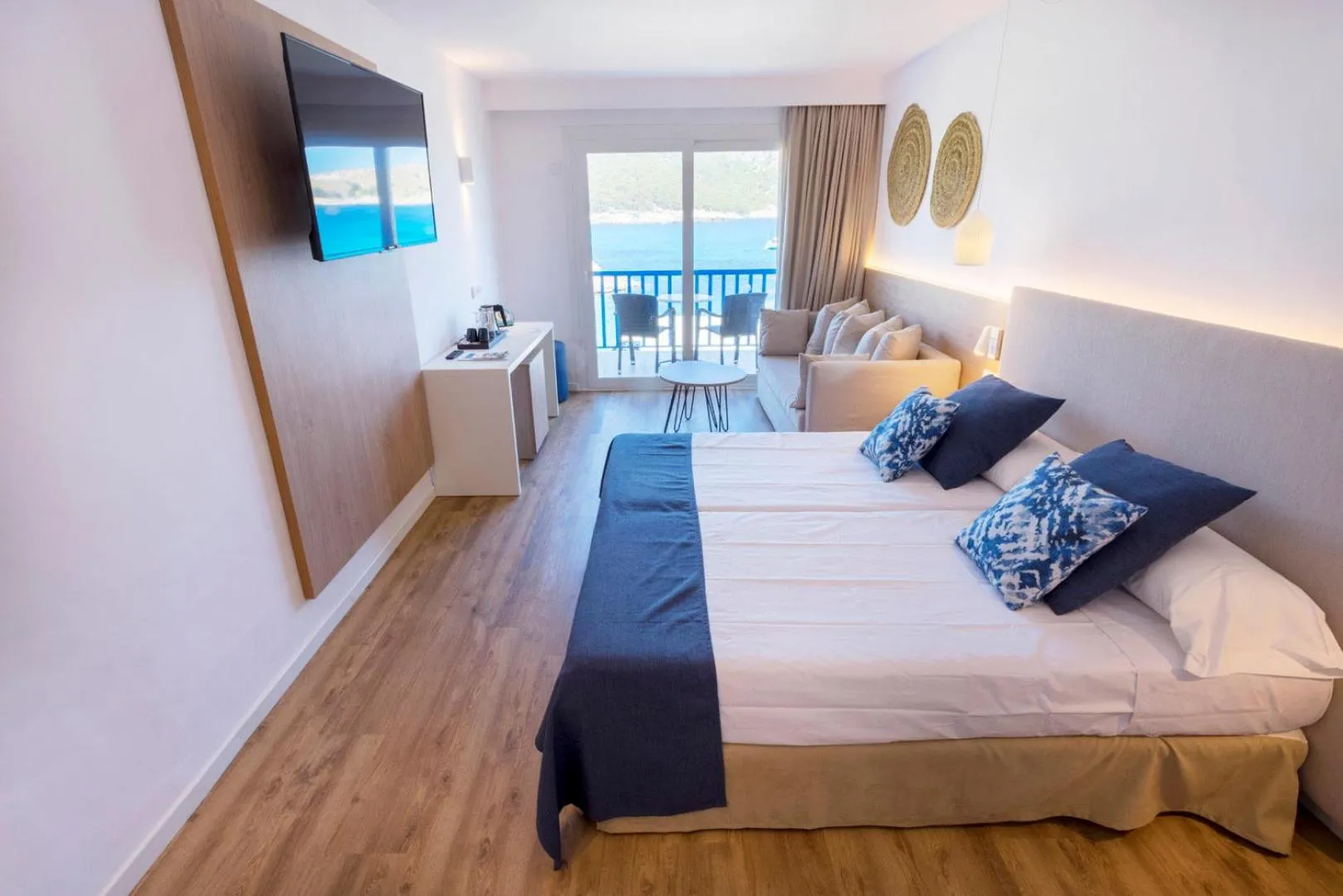 Photo of the whole room, Bed in Parque Nereida Suites Hotel