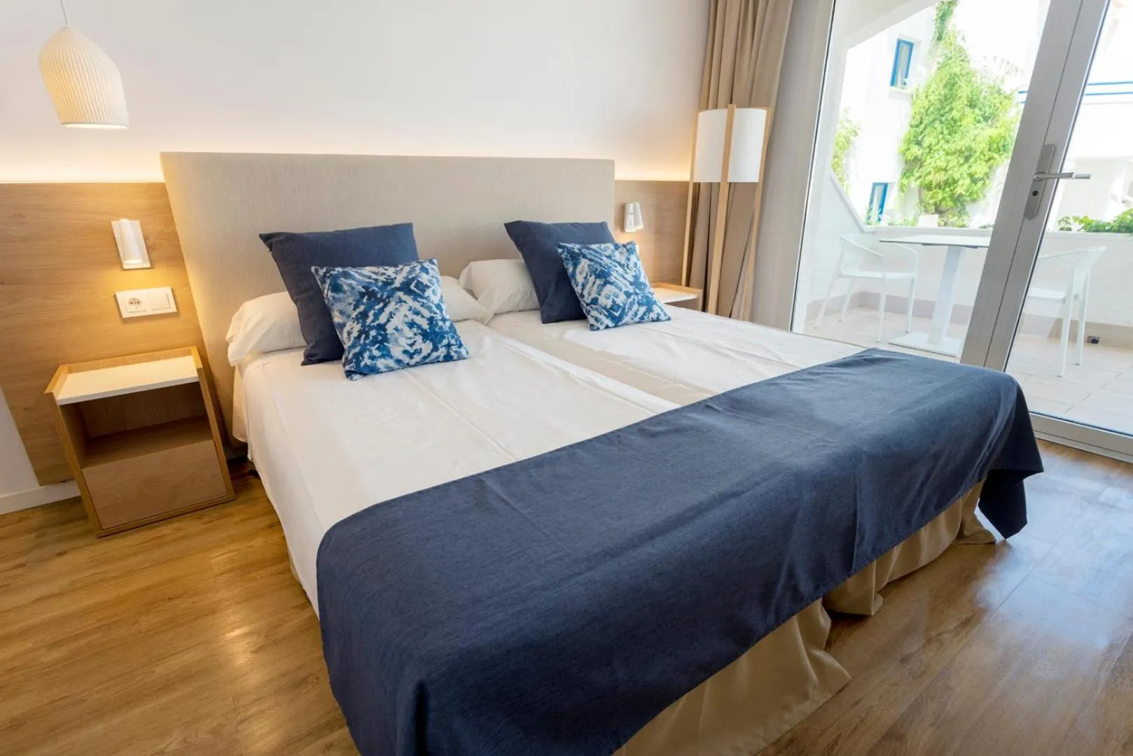 Bed in Parque Nereida Suites Hotel