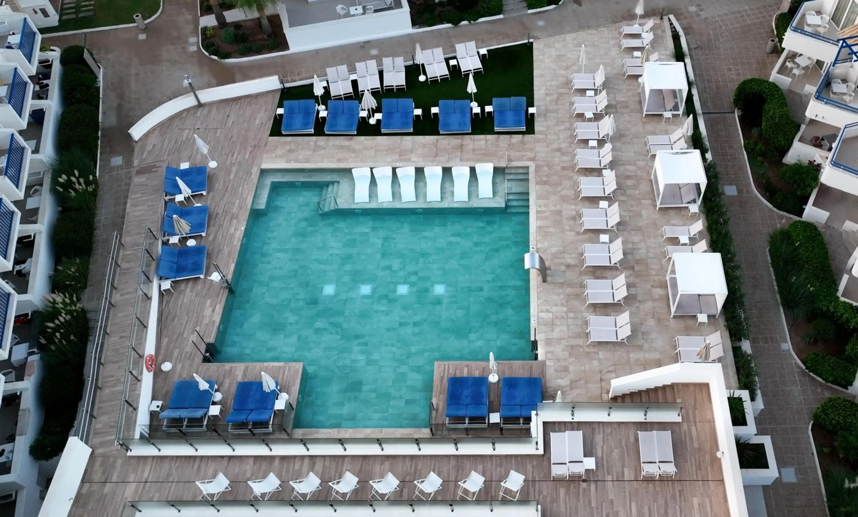 Swimming pool in Parque Nereida Suites Hotel