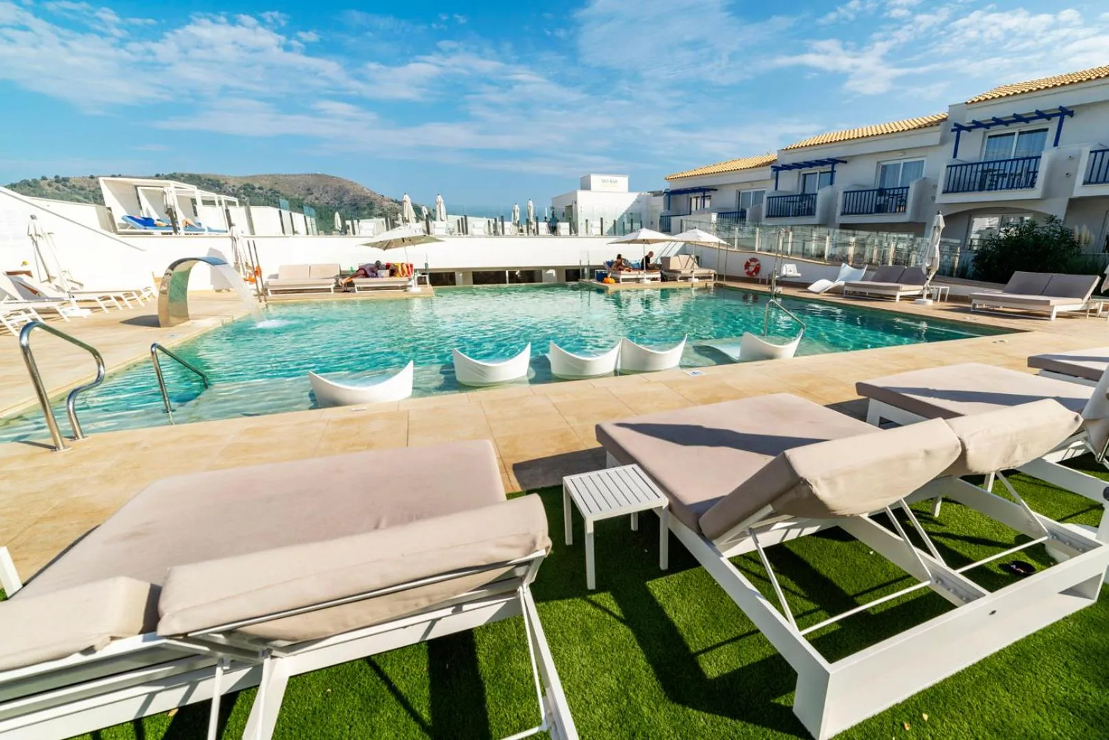 Swimming pool in Parque Nereida Suites Hotel