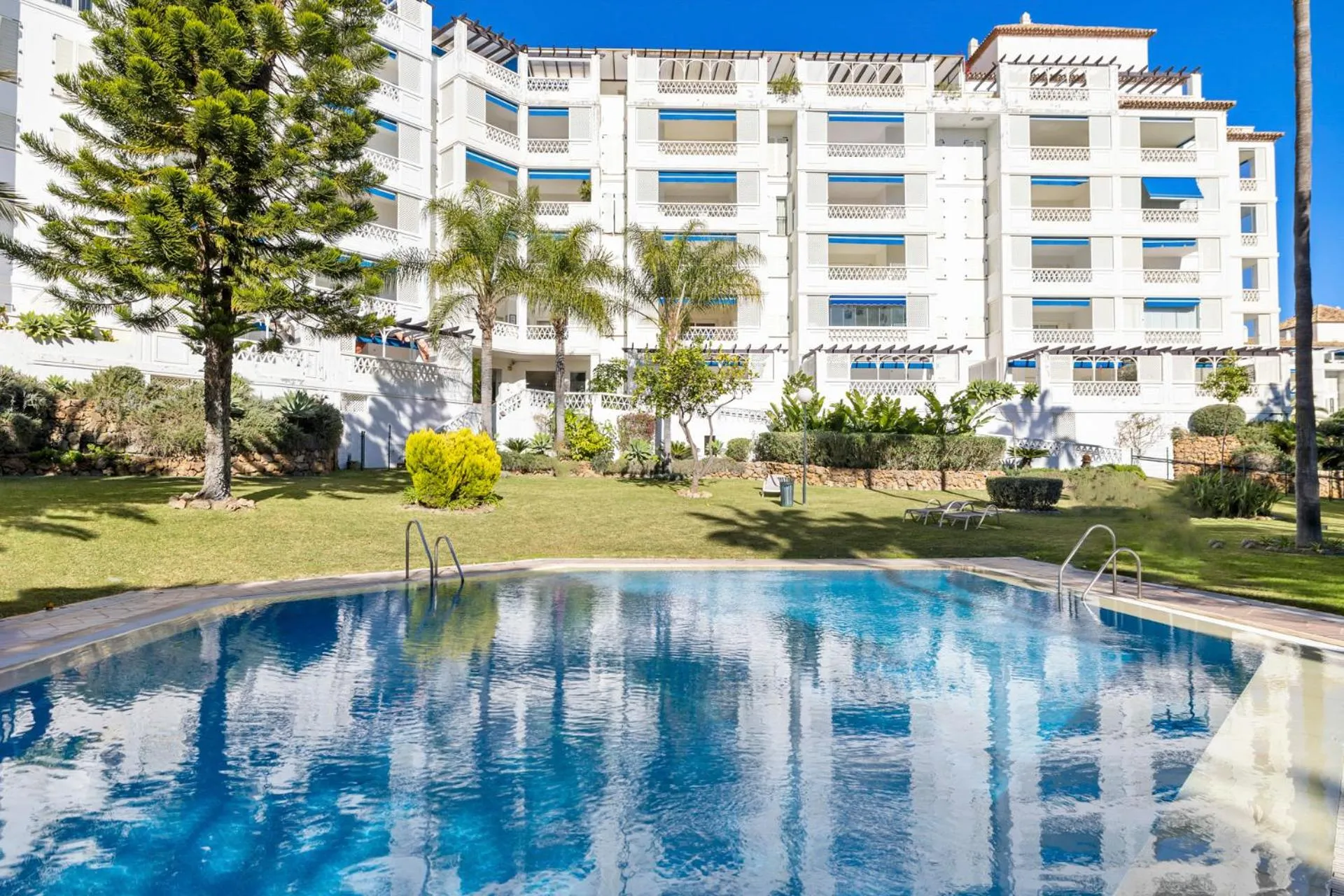 Property building in Apartamento de 2 dormitorios en Las Gaviotas - Puerto Banús