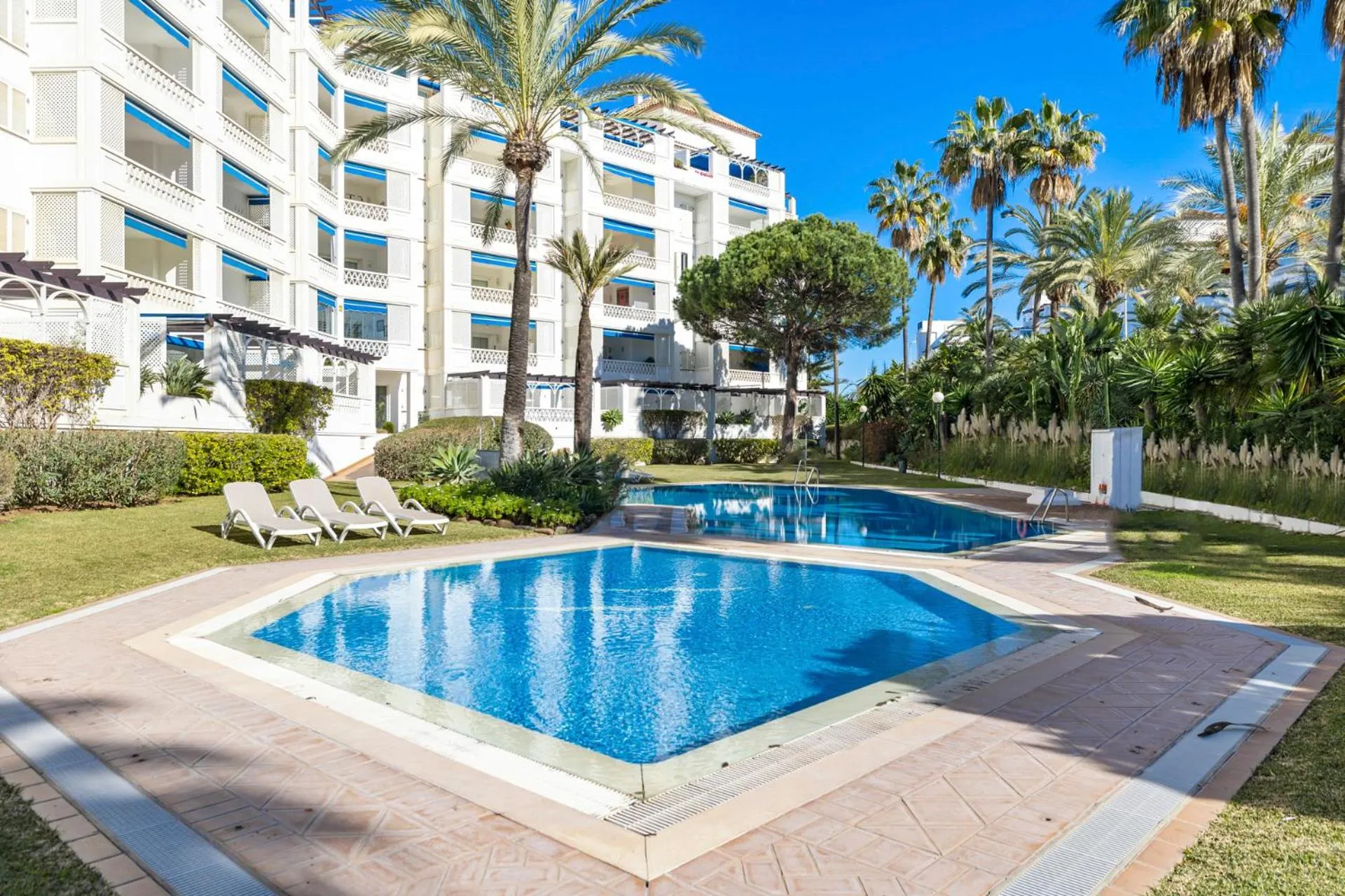 Swimming pool in Apartamento de 2 dormitorios en Las Gaviotas - Puerto Banús