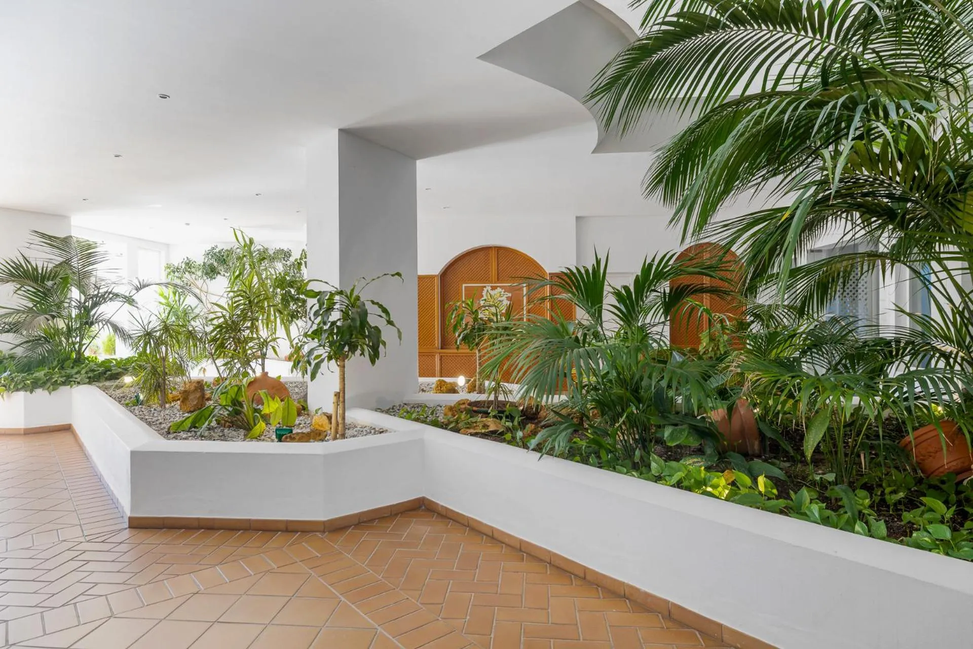 Property building in Apartamento de 2 dormitorios en Las Gaviotas - Puerto Banús