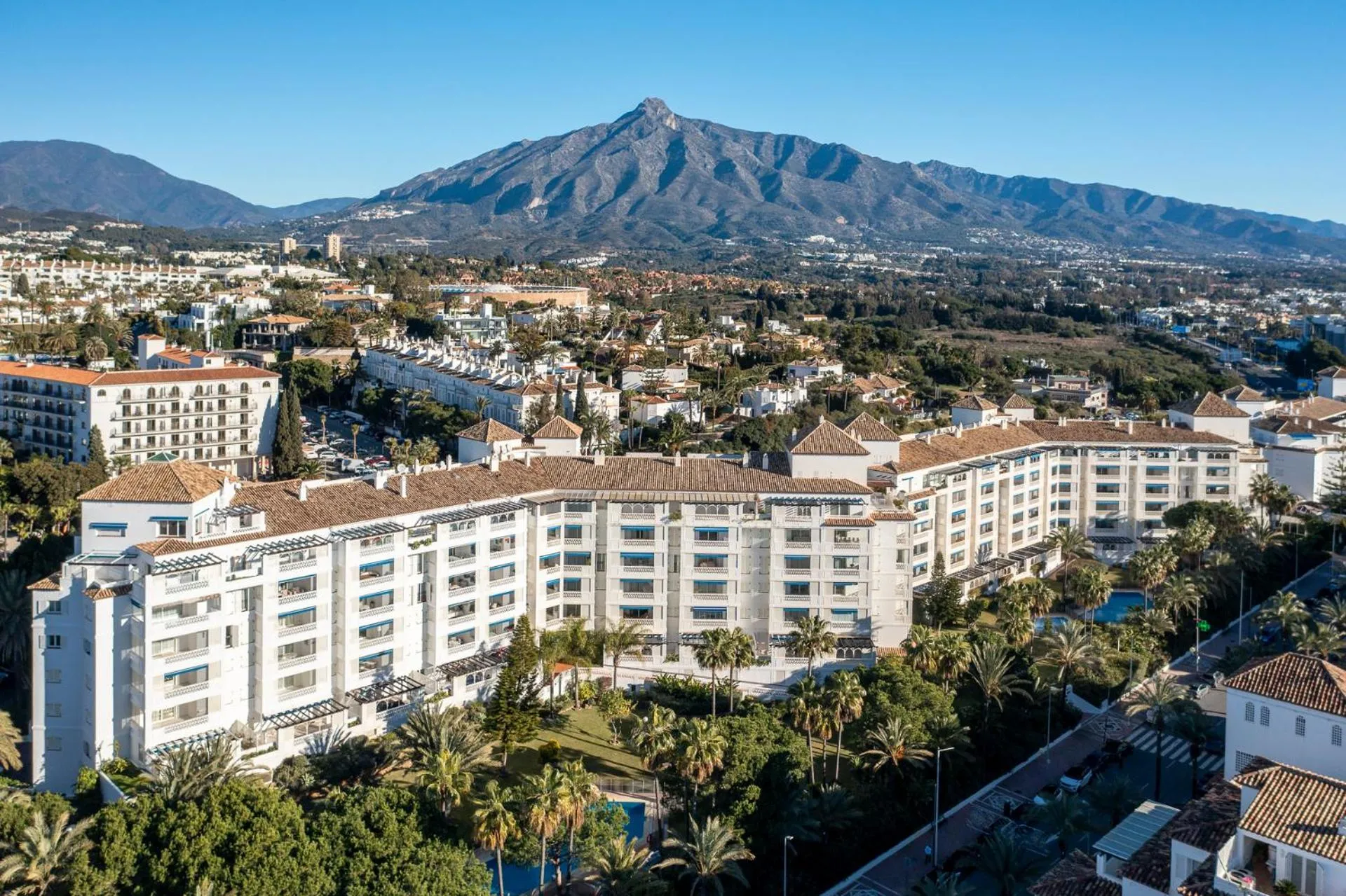 Property building in Apartamento de 2 dormitorios en Las Gaviotas - Puerto Banús