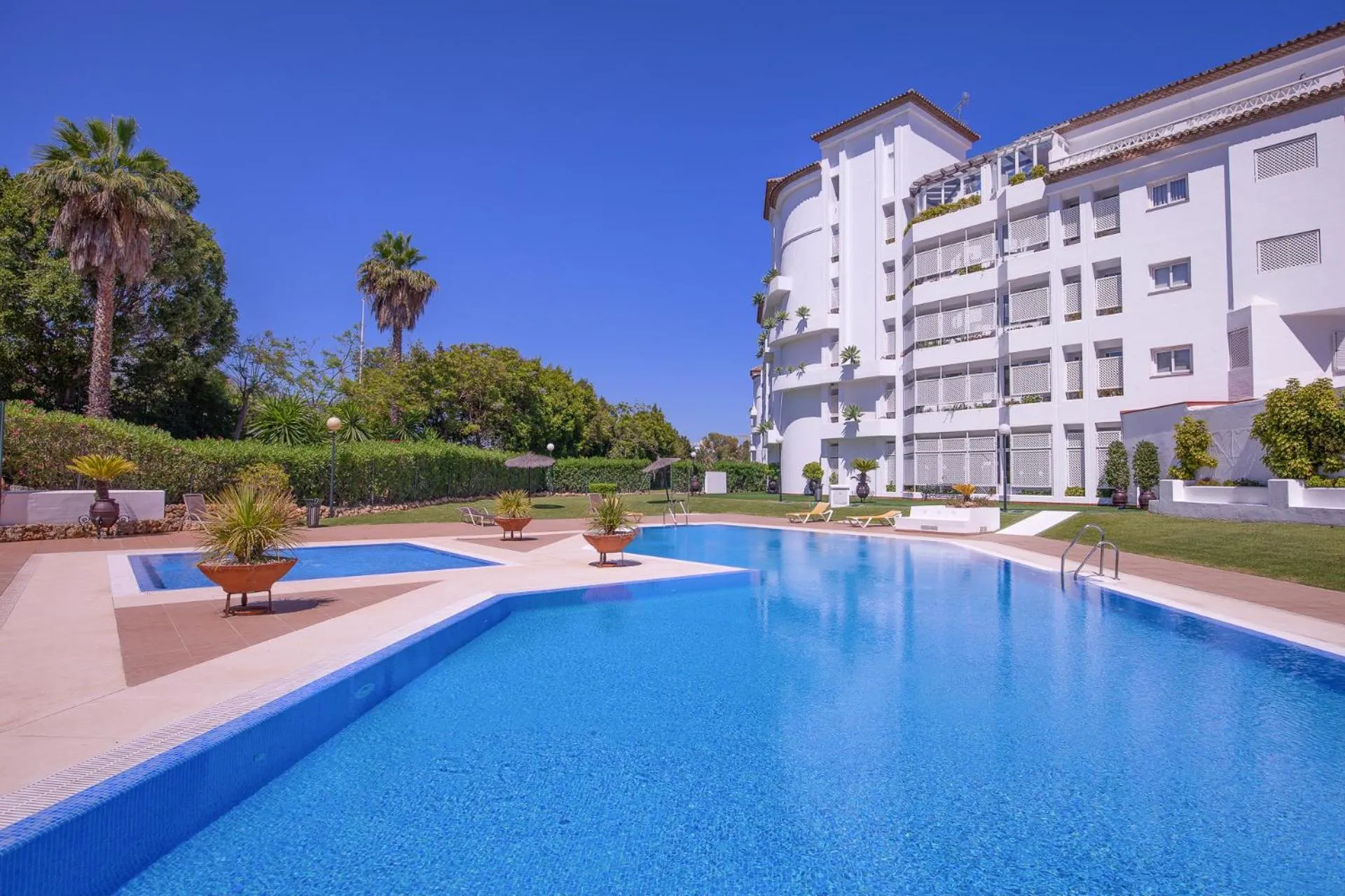 Swimming pool in Apartamento de 2 dormitorios en Las Gaviotas - Puerto Banús