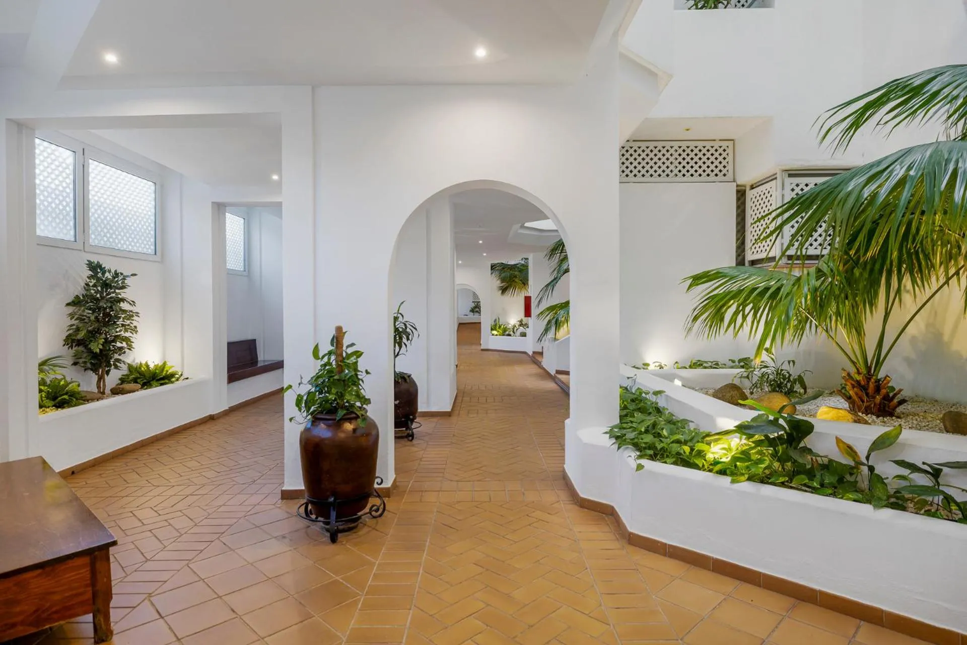 Property building in Apartamento de 2 dormitorios en Las Gaviotas - Puerto Banús