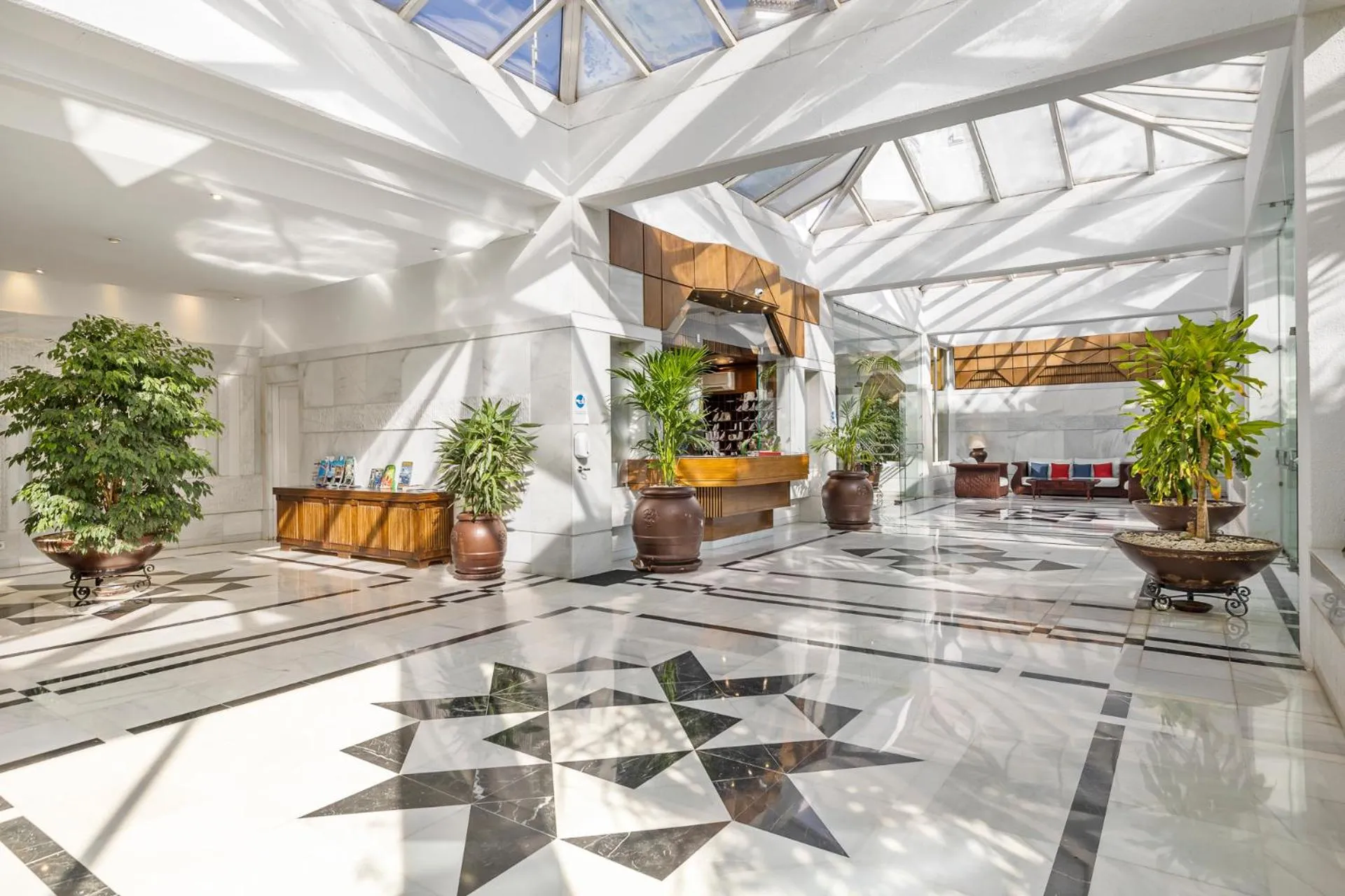 Property building in Apartamento de 2 dormitorios en Las Gaviotas - Puerto Banús