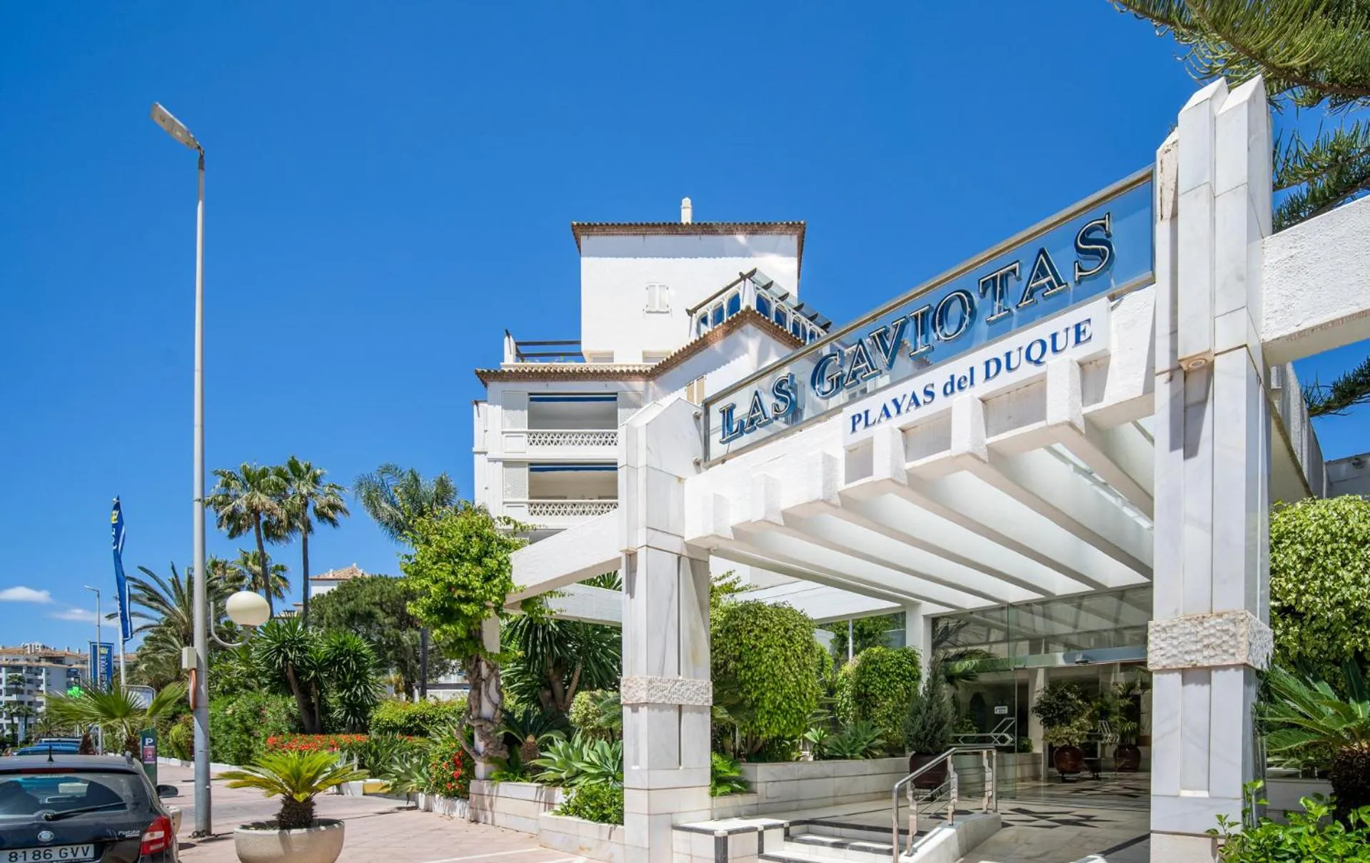 Property building in Apartamento de 2 dormitorios en Las Gaviotas - Puerto Banús