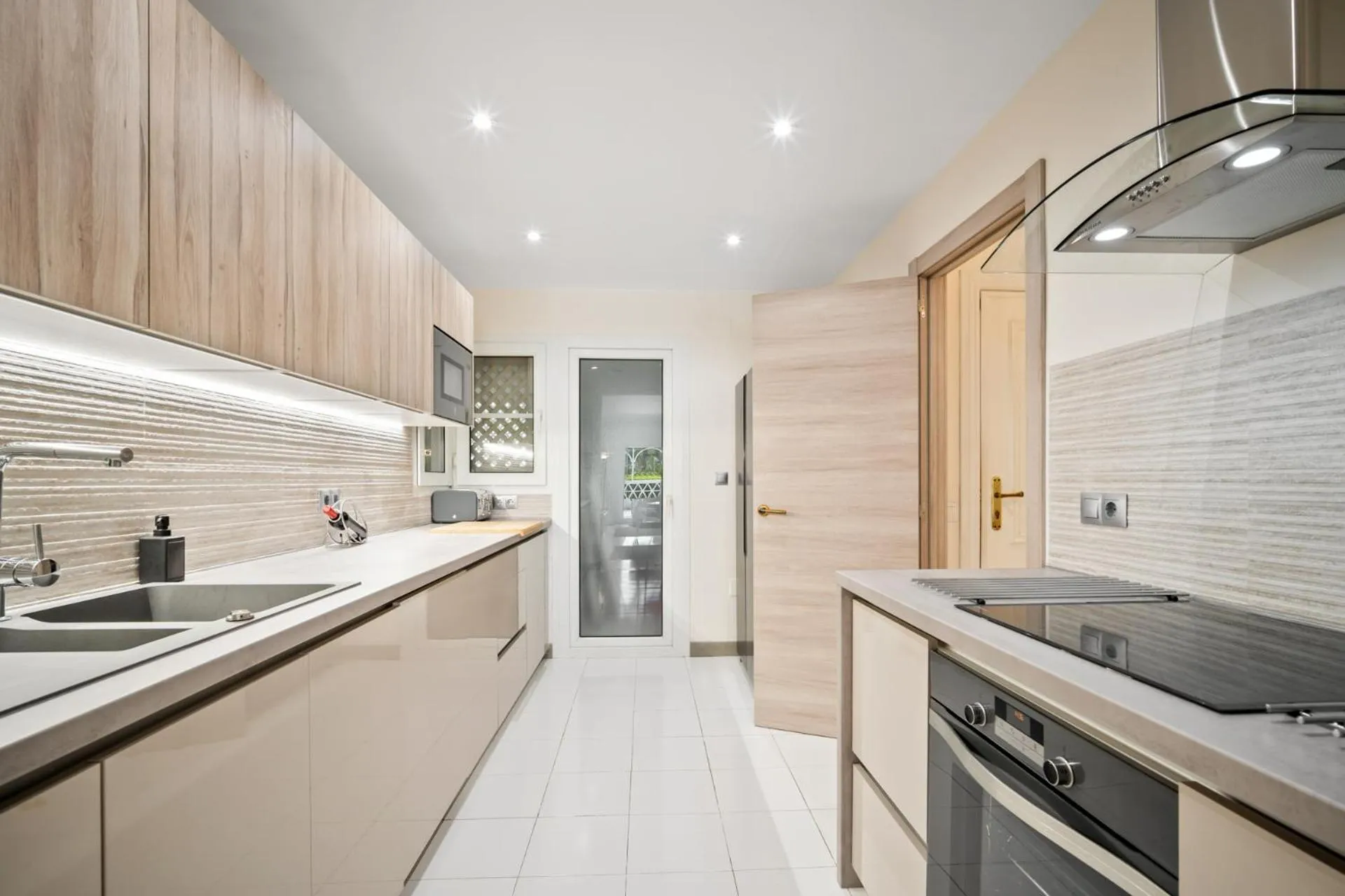 Kitchen or kitchenette in Apartamento de 2 dormitorios en Las Gaviotas - Puerto Banús